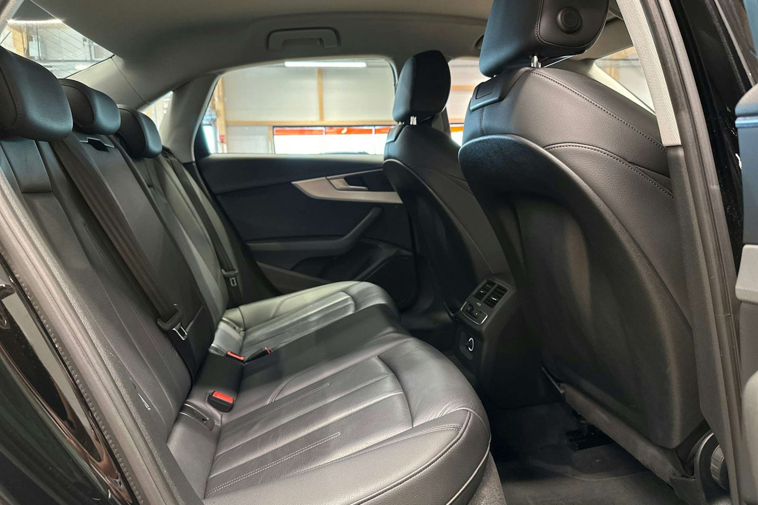 musta Audi A4 2019 kuva 16.