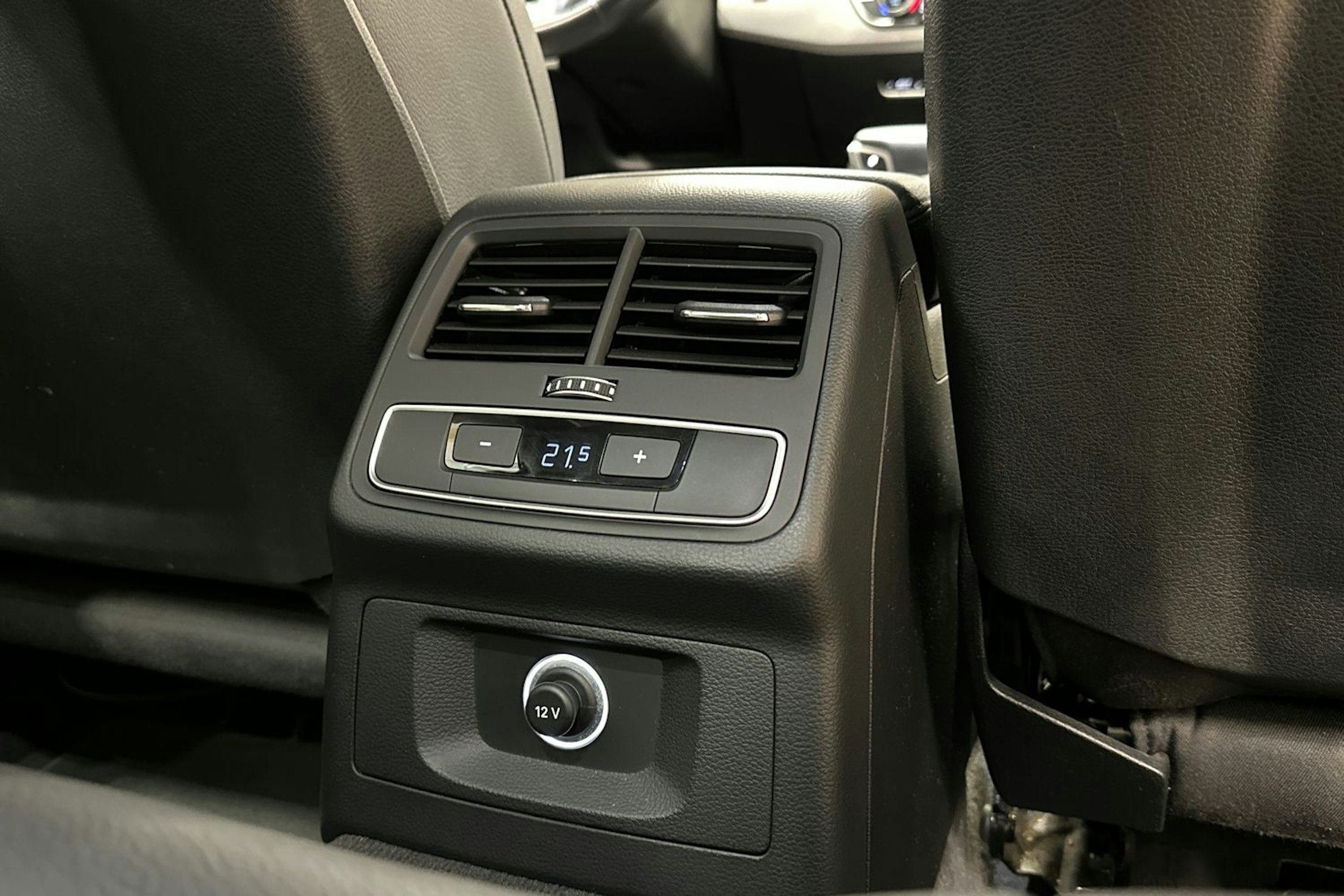 musta Audi A4 2019 kuva 17.