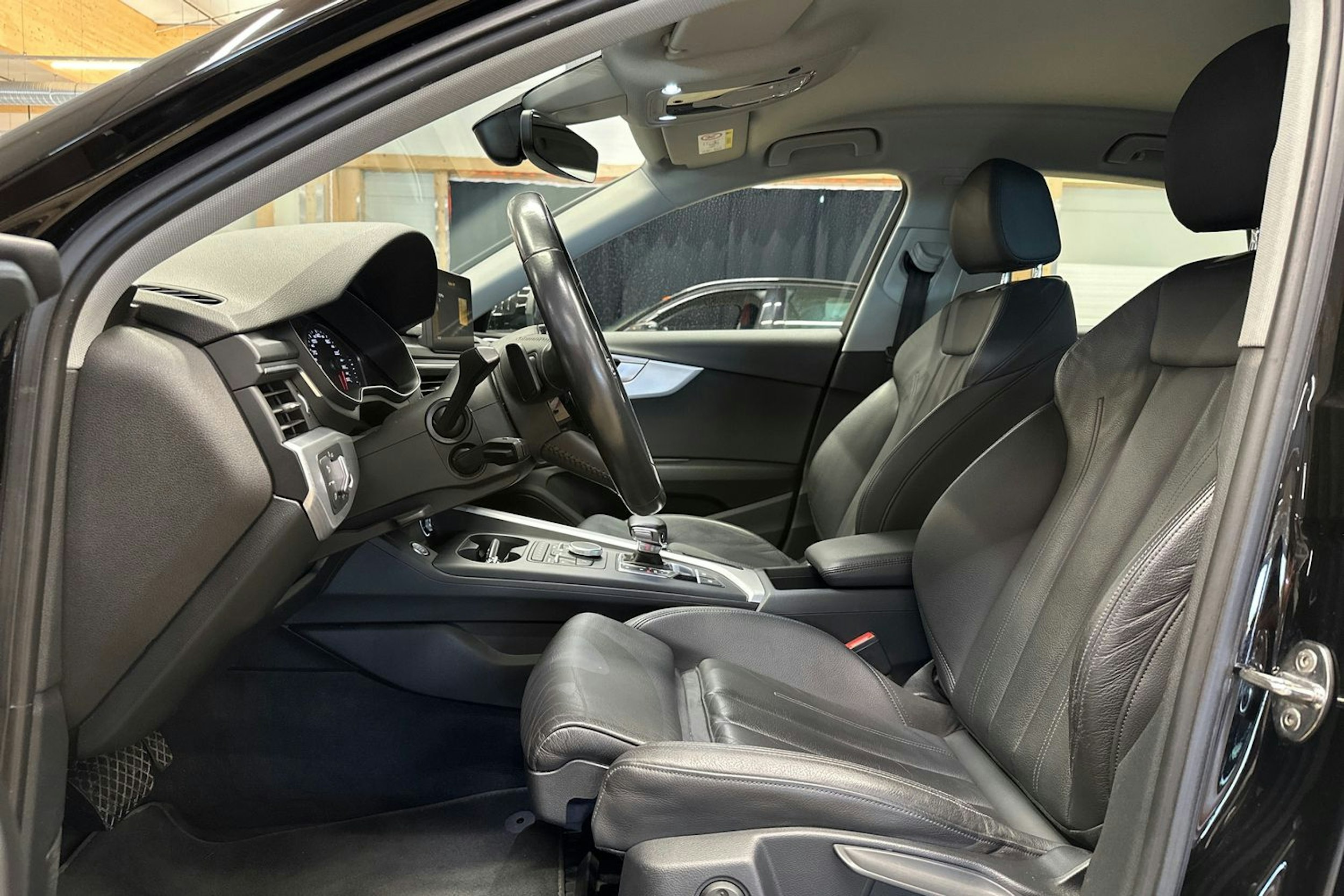 musta Audi A4 2019 kuva 18.