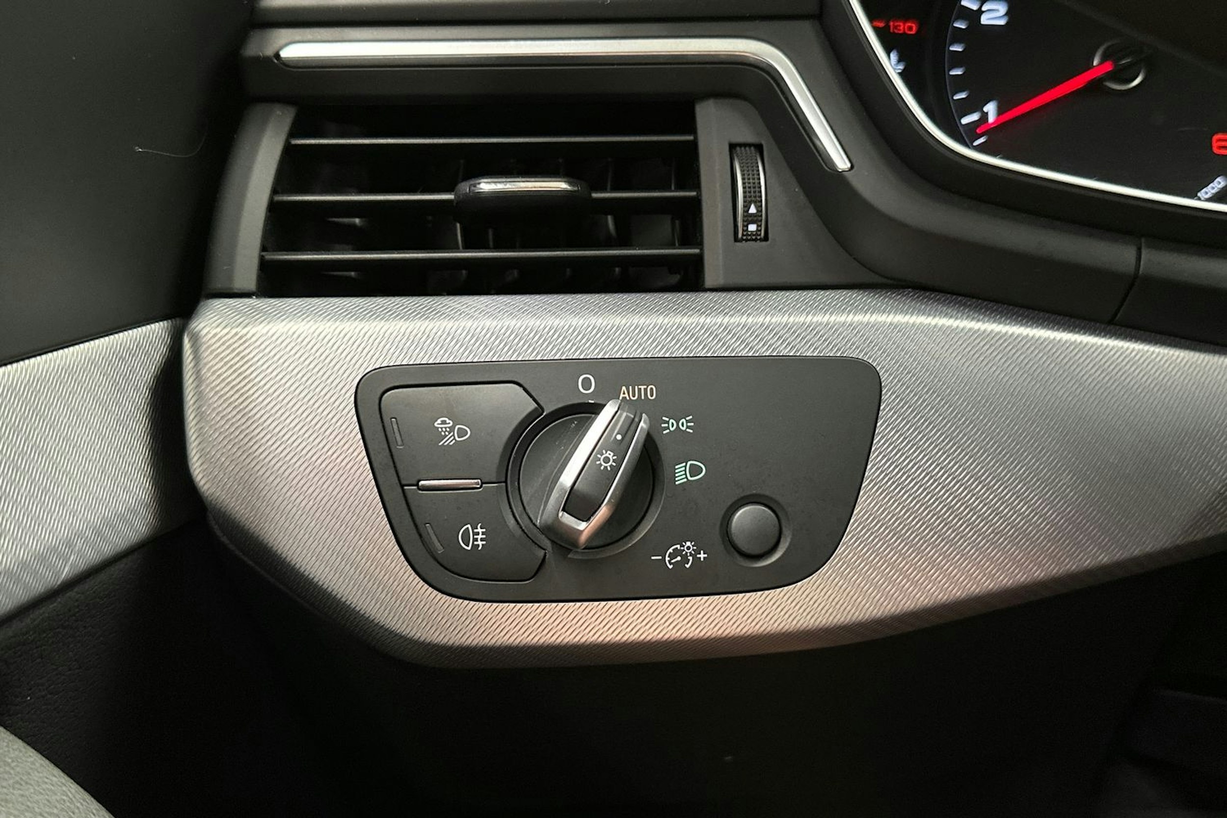 musta Audi A4 2019 kuva 32.