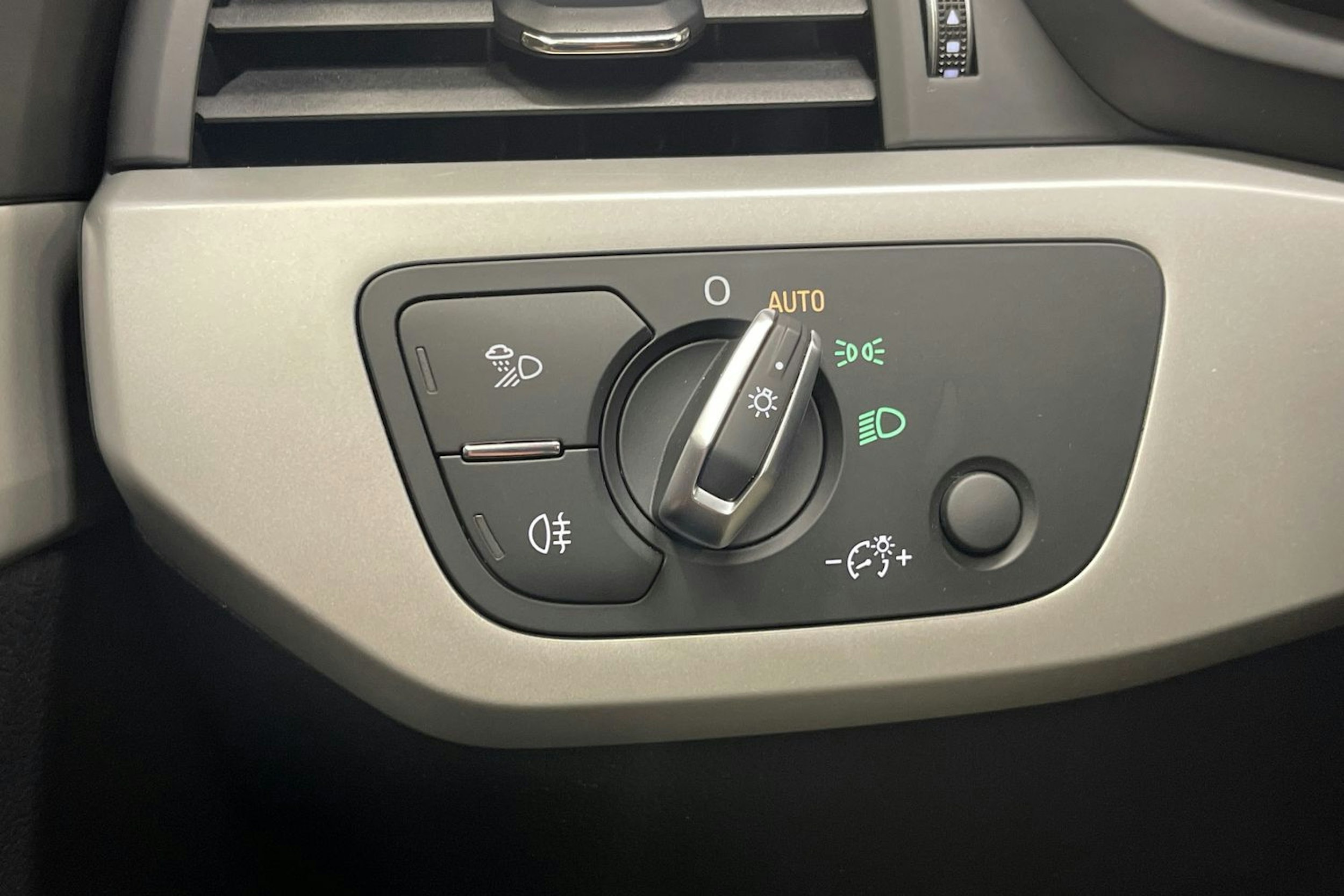 musta Audi A4 2019 kuva 13.