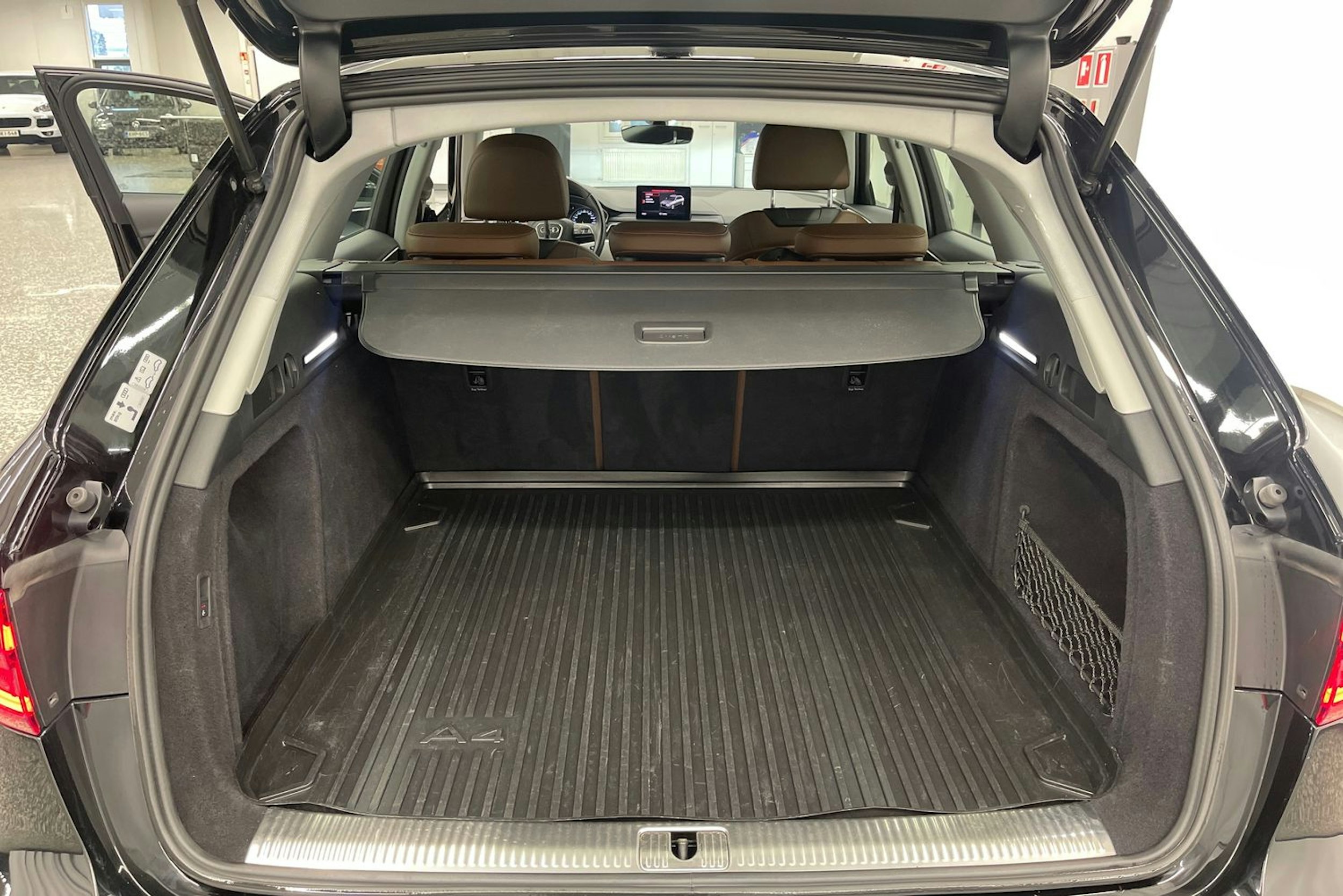 musta Audi A4 2019 kuva 25.