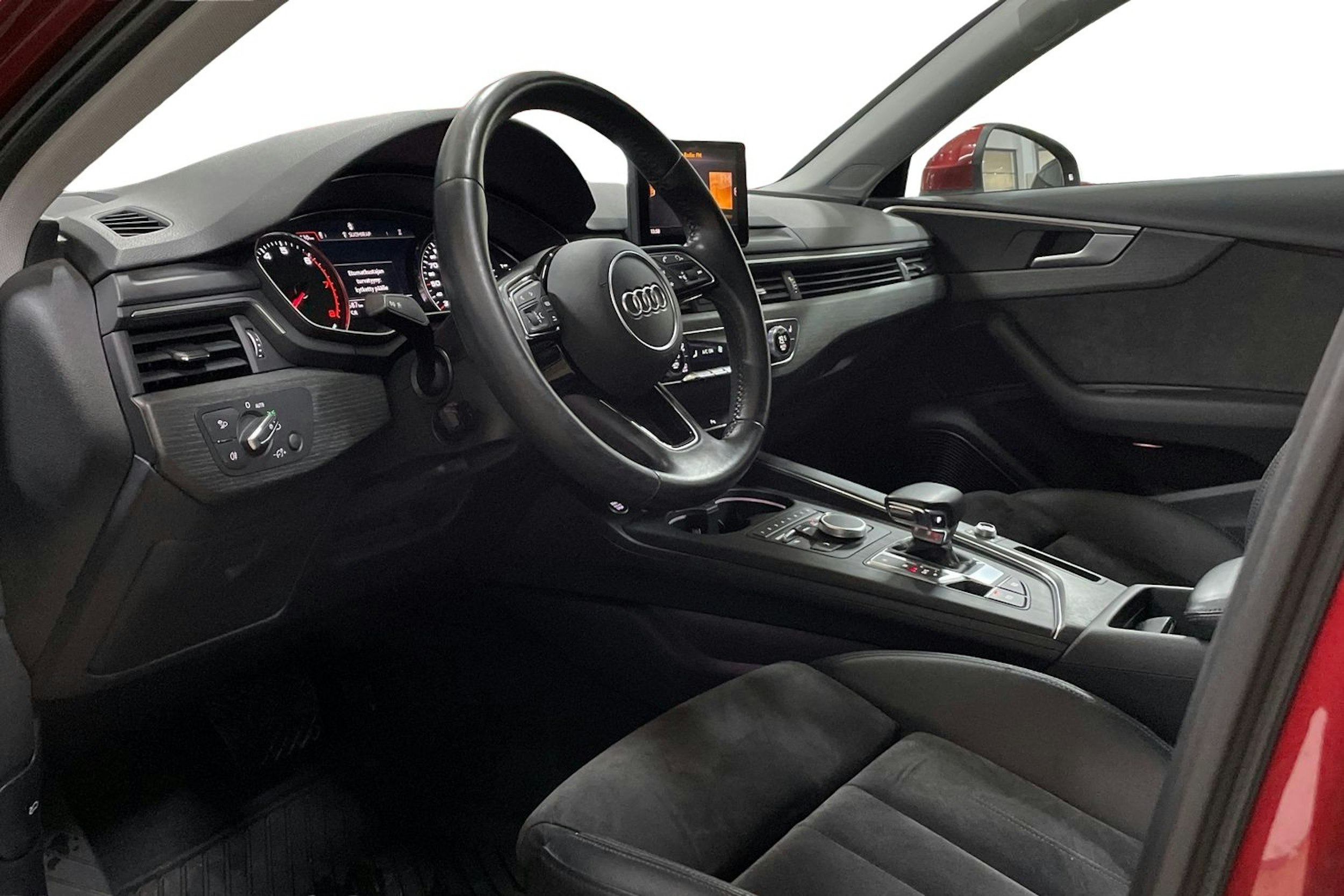 Punainen Audi A4 2019 kuva 7.