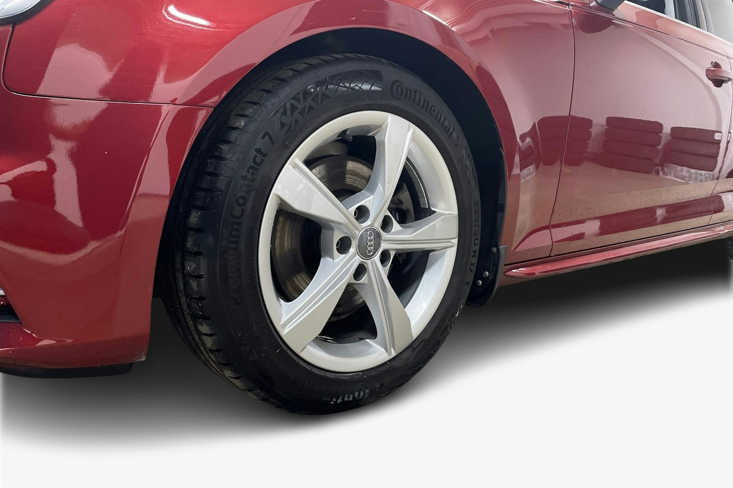 Punainen Audi A4 2019 kuva 11.