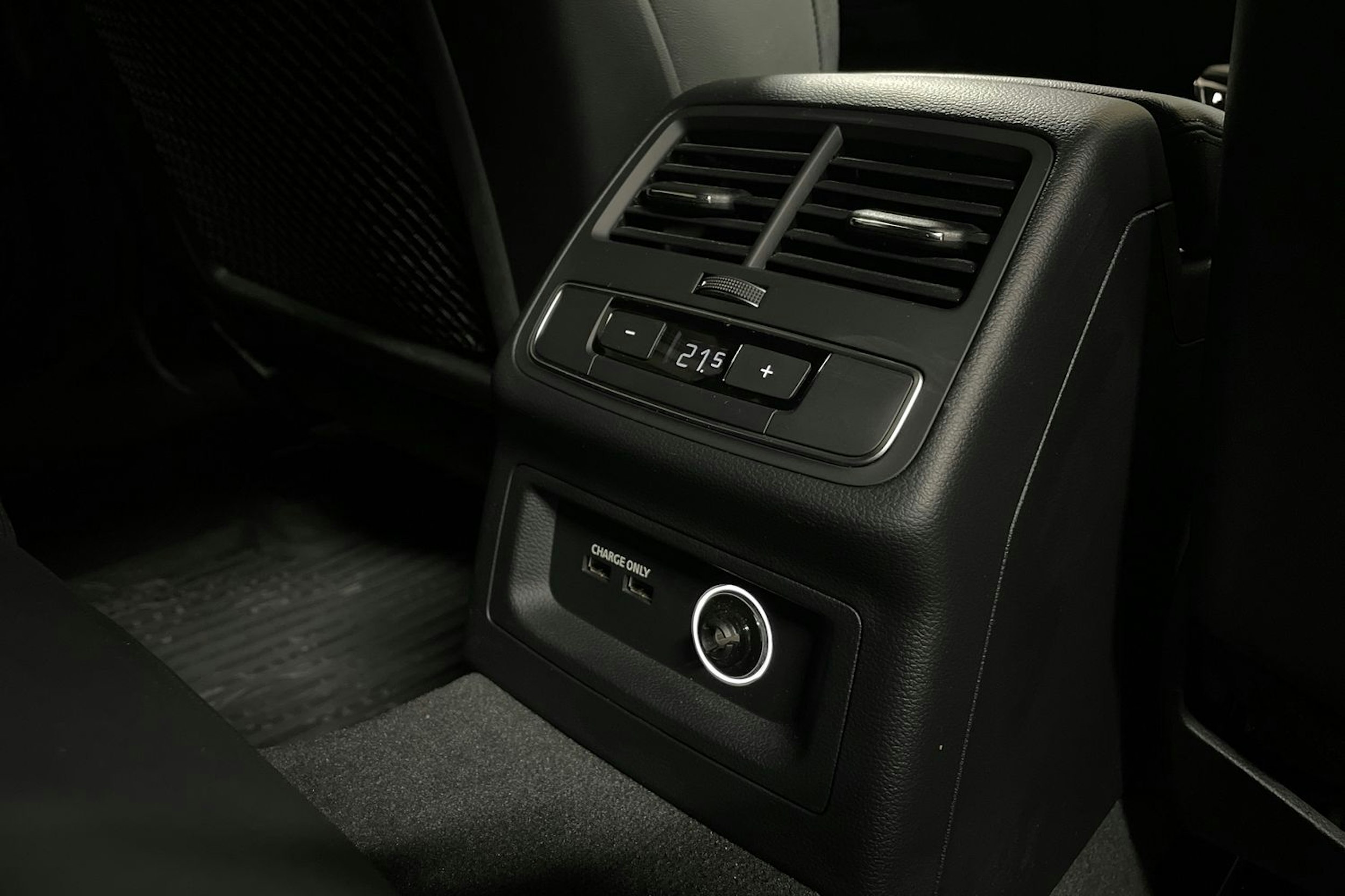 Punainen Audi A4 2019 kuva 14.