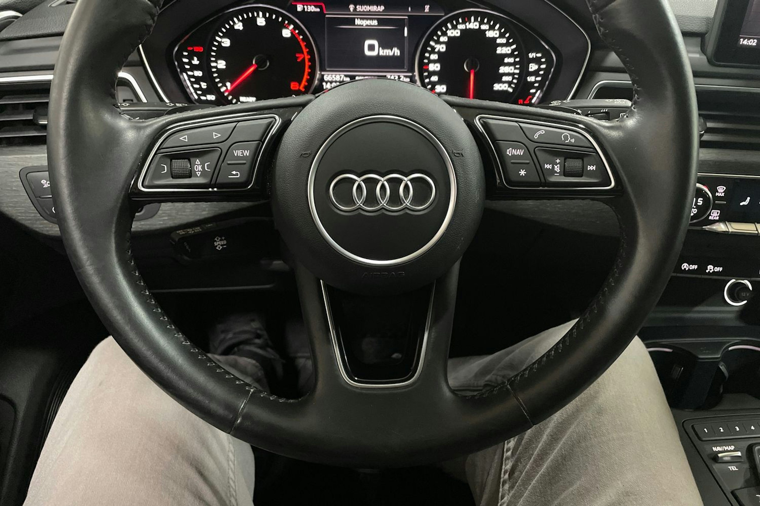 Punainen Audi A4 2019 kuva 16.