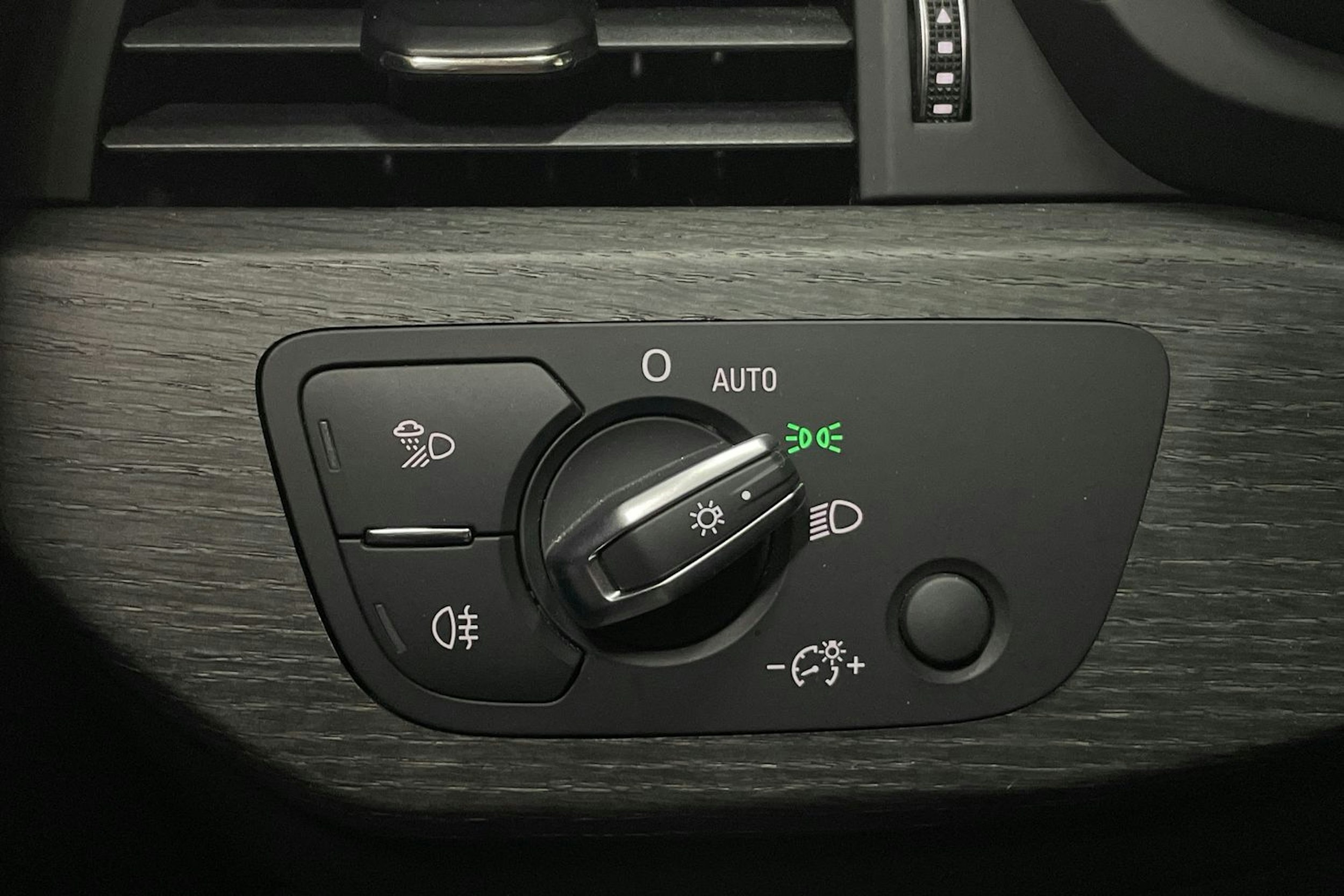 Punainen Audi A4 2019 kuva 18.