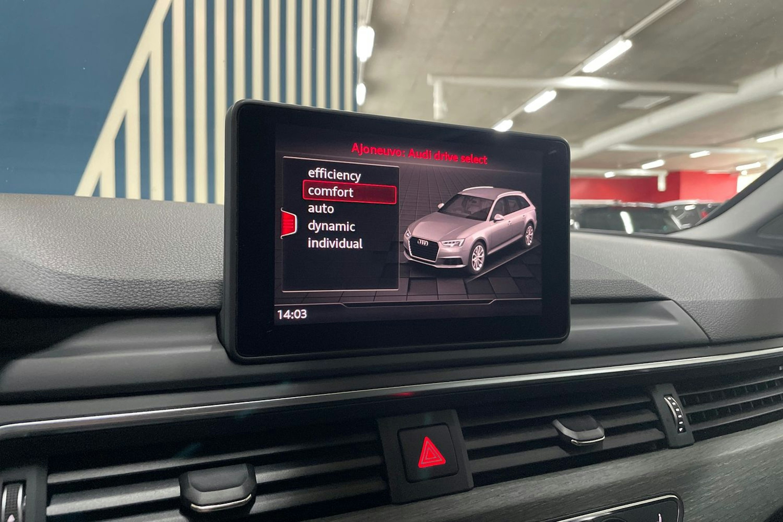 Punainen Audi A4 2019 kuva 24.