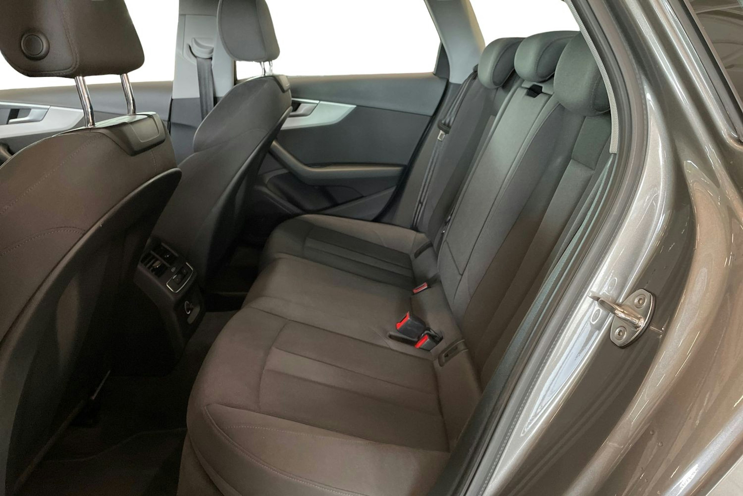 harmaa Audi A4 2019 kuva 8.