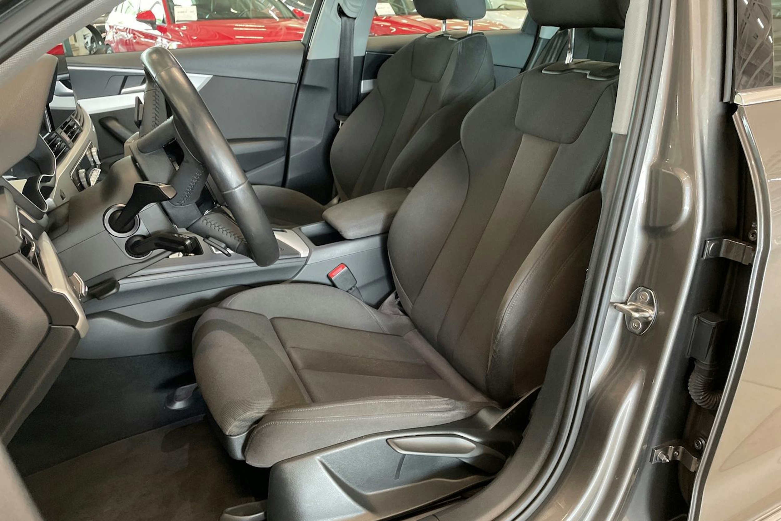harmaa Audi A4 2019 kuva 11.