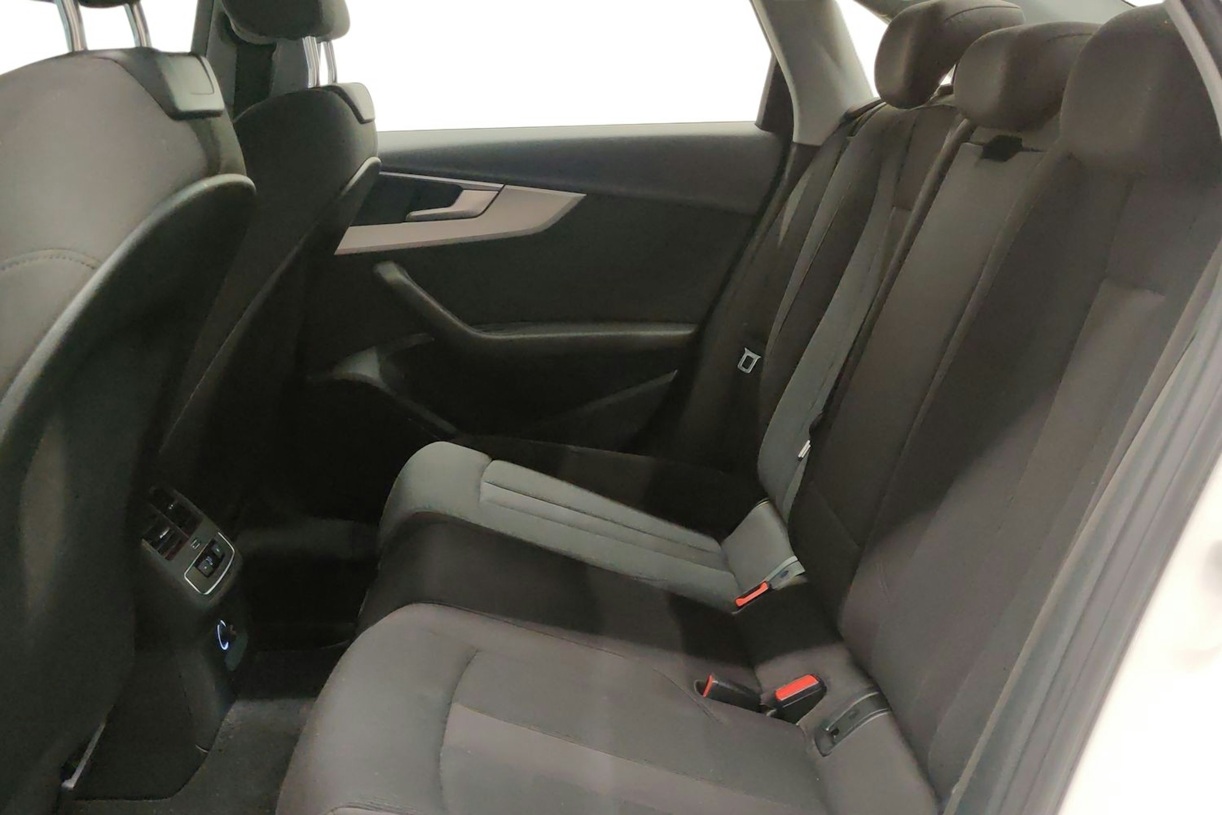 valkoinen Audi A4 2019 kuva 10.