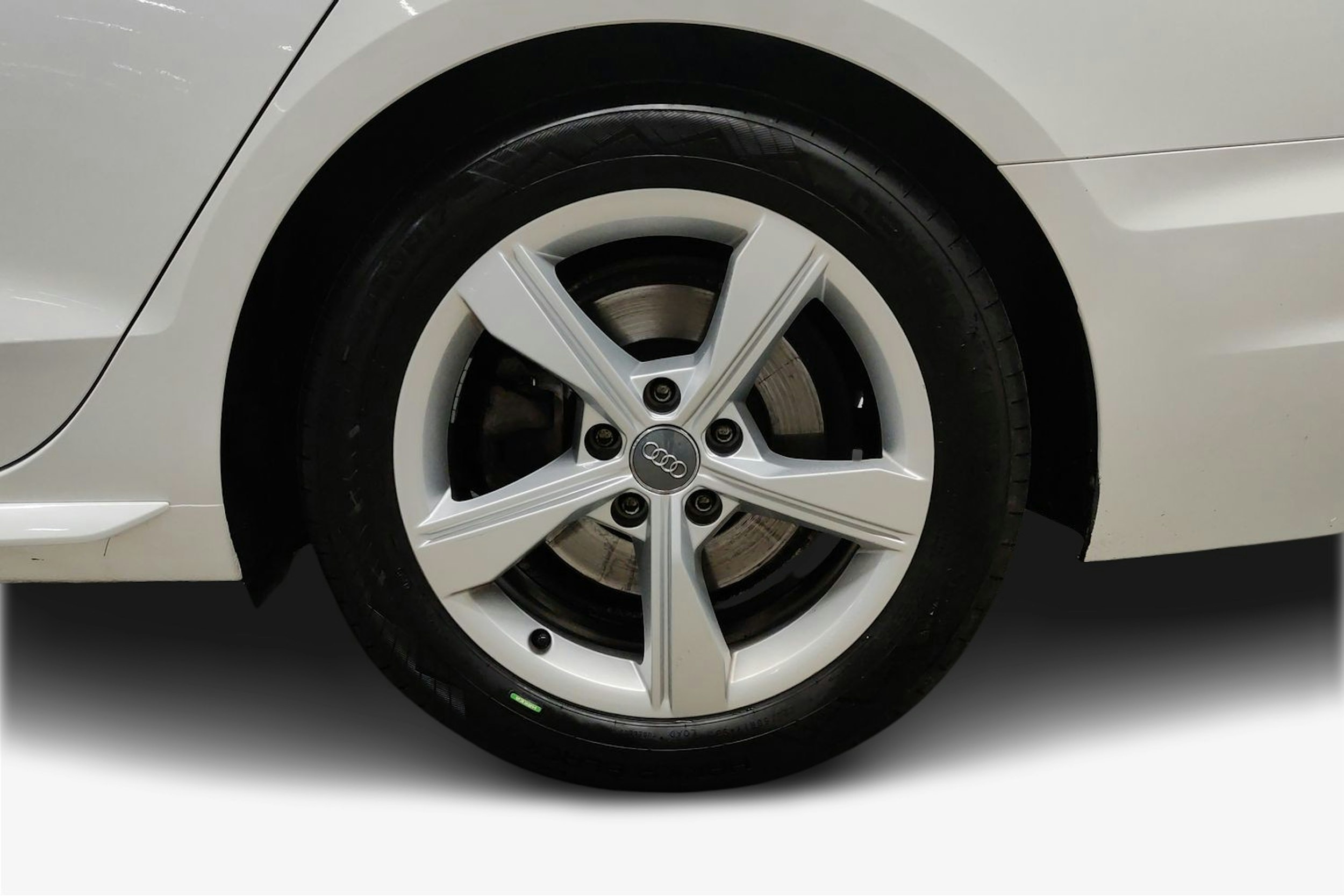 valkoinen Audi A4 2019 kuva 11.