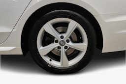 valkoinen Audi A4 2019 kuva 11.