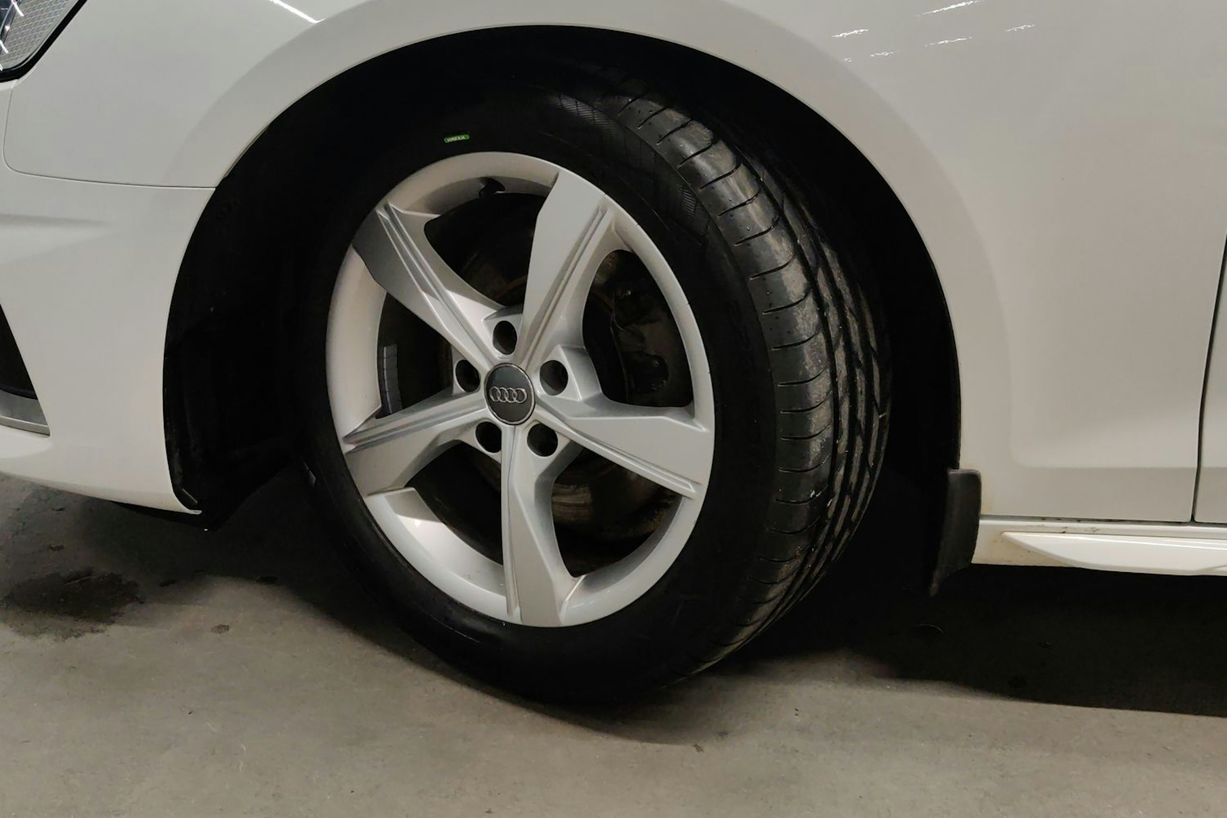 valkoinen Audi A4 2019 kuva 13.