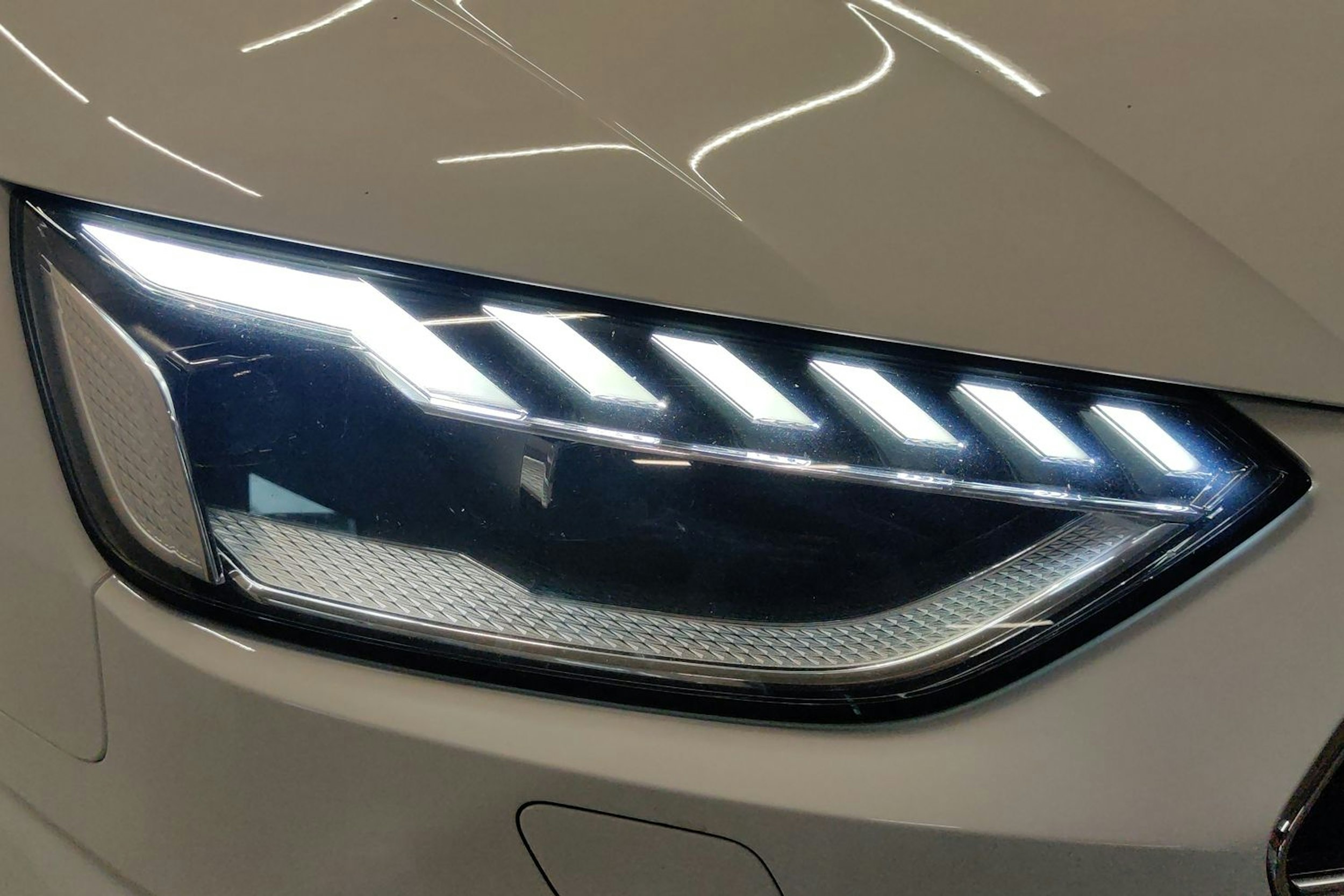 valkoinen Audi A4 2019 kuva 14.