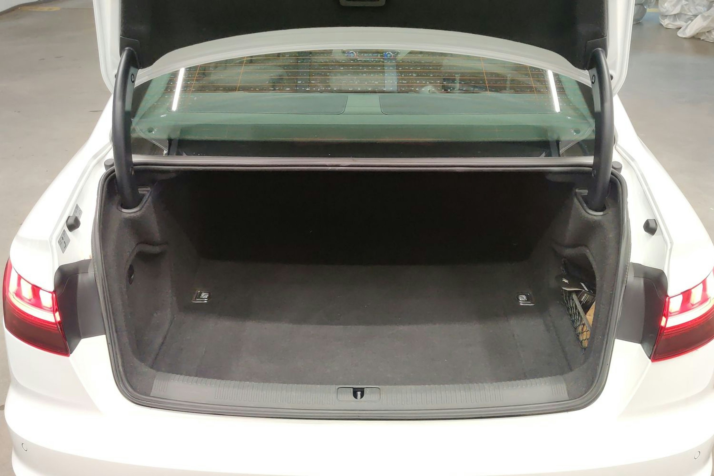 valkoinen Audi A4 2019 kuva 15.