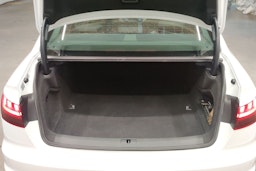 valkoinen Audi A4 2019 kuva 15.
