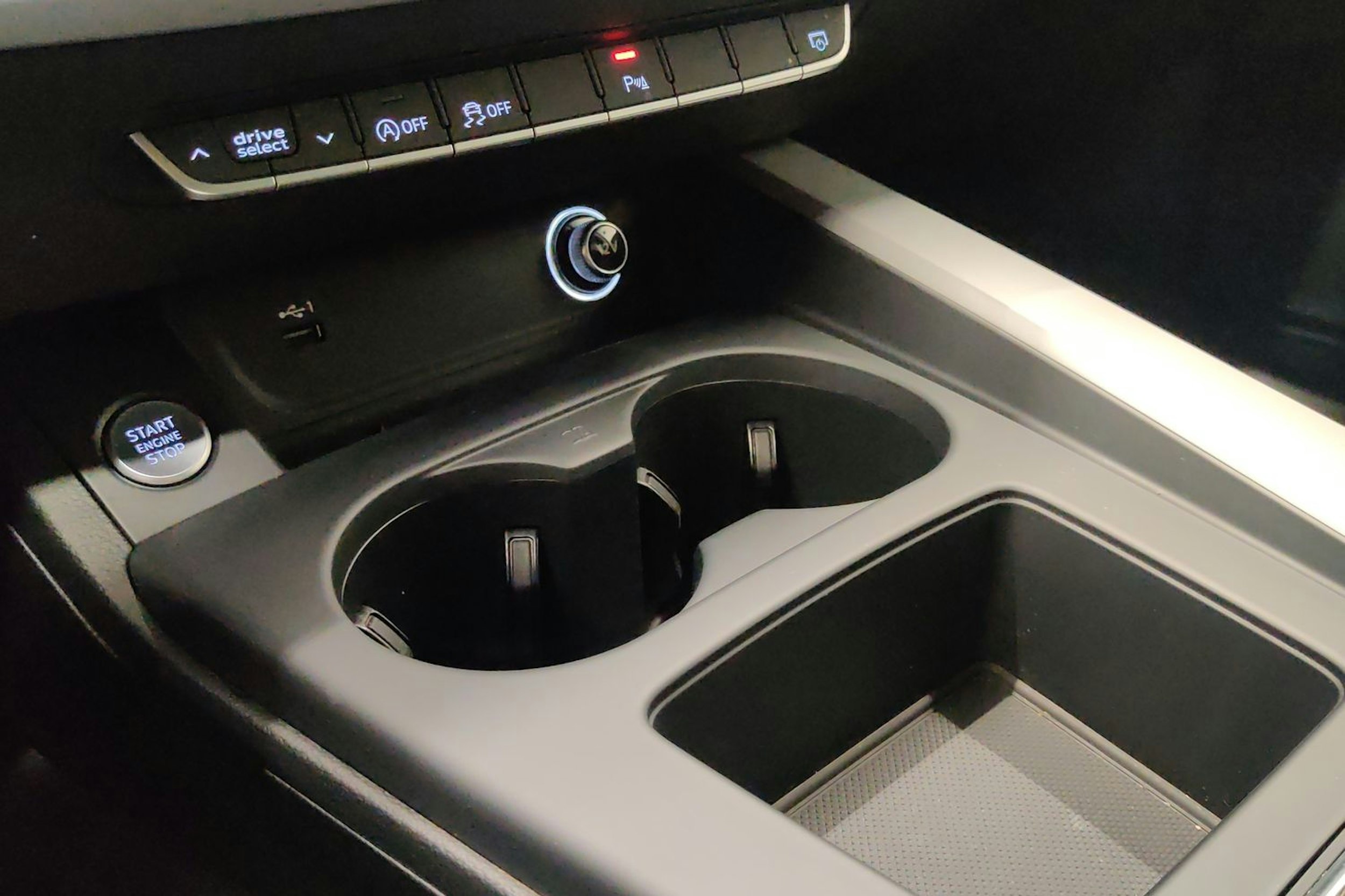 valkoinen Audi A4 2019 kuva 21.