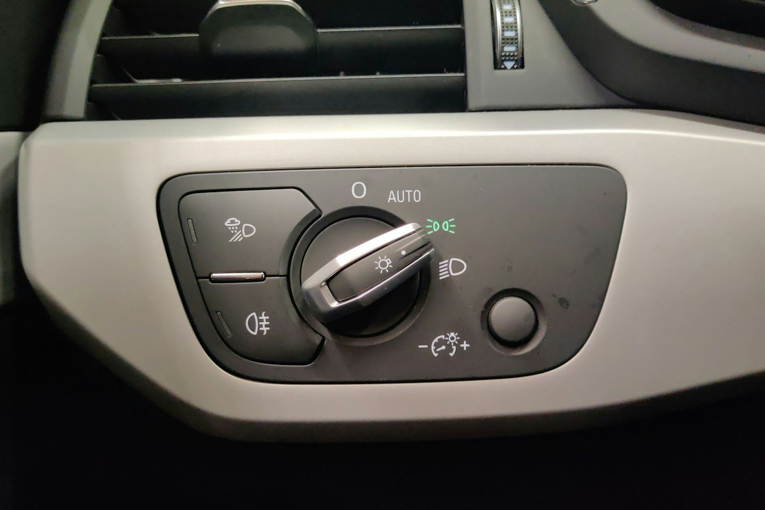 valkoinen Audi A4 2019 kuva 25.