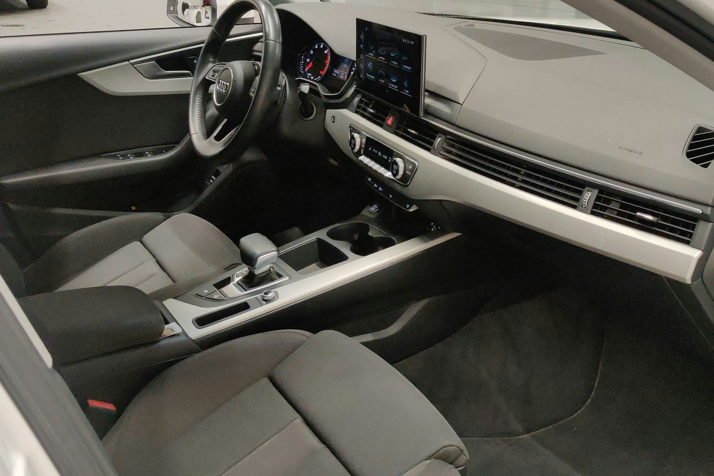 valkoinen Audi A4 2019 kuva 28.