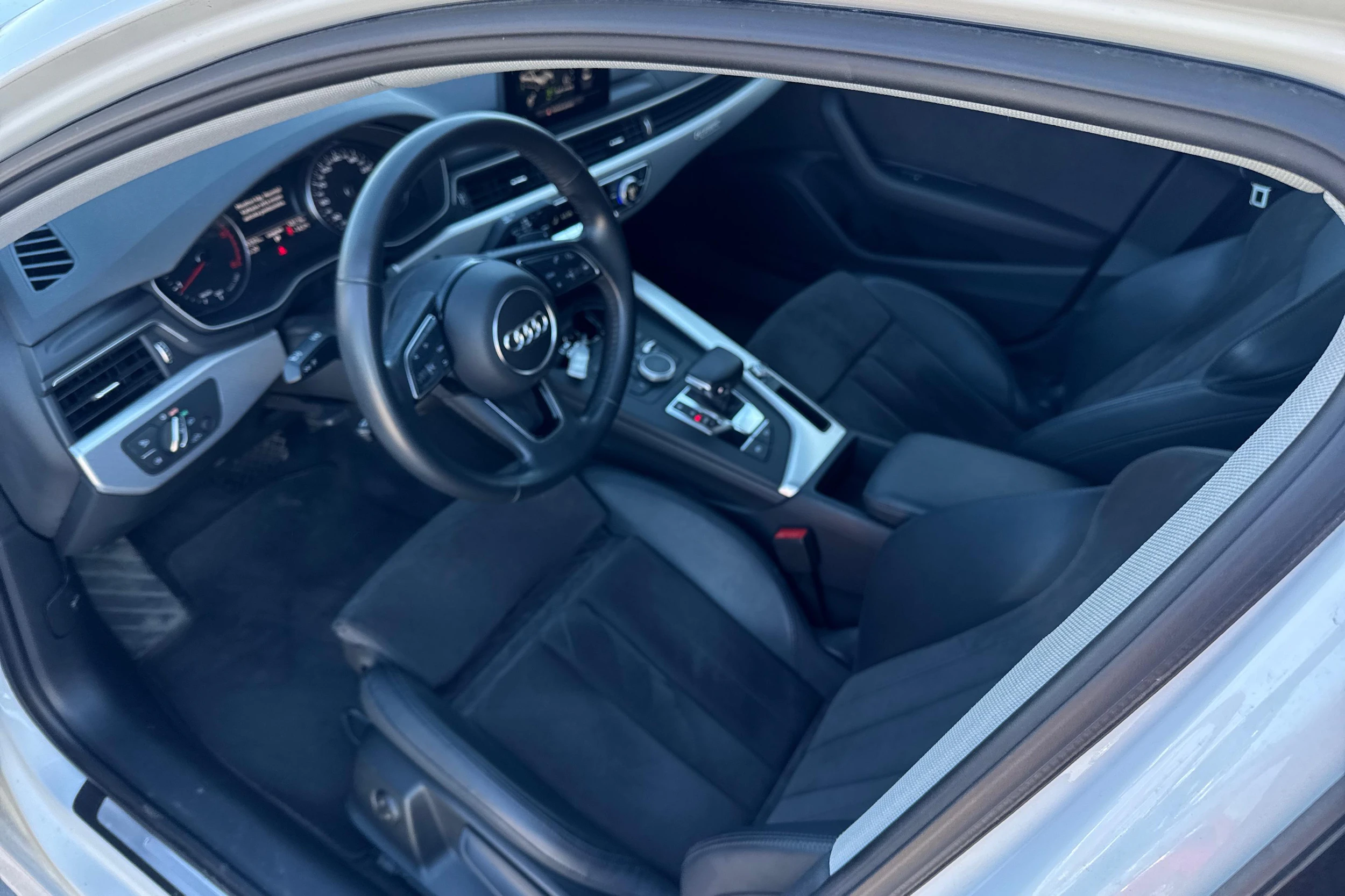 valkoinen Audi A4 2019 kuva 3.