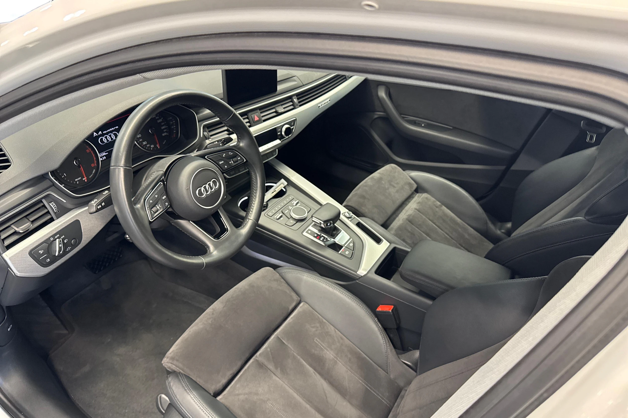valkoinen Audi A4 2019 kuva 8.