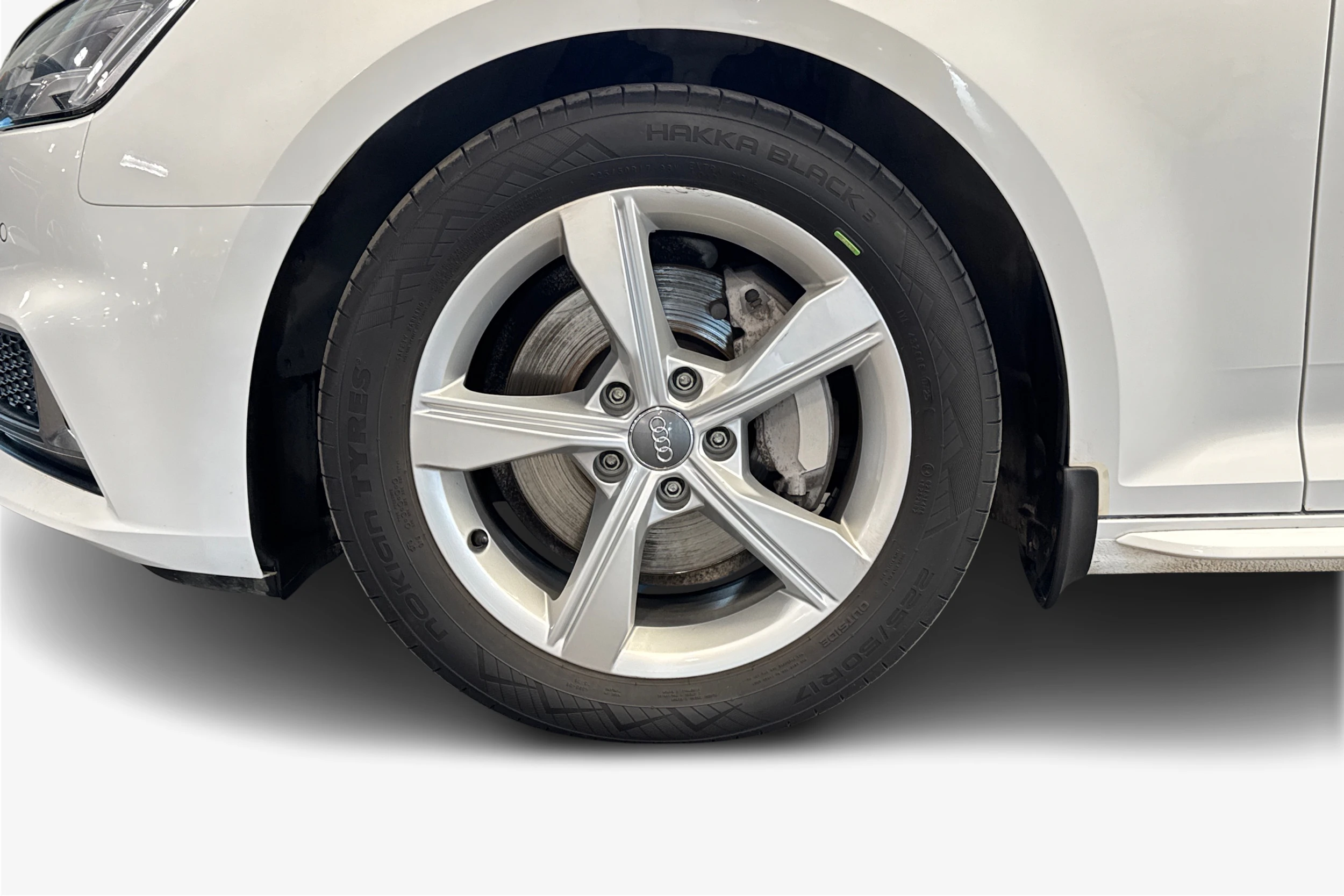valkoinen Audi A4 2019 kuva 12.