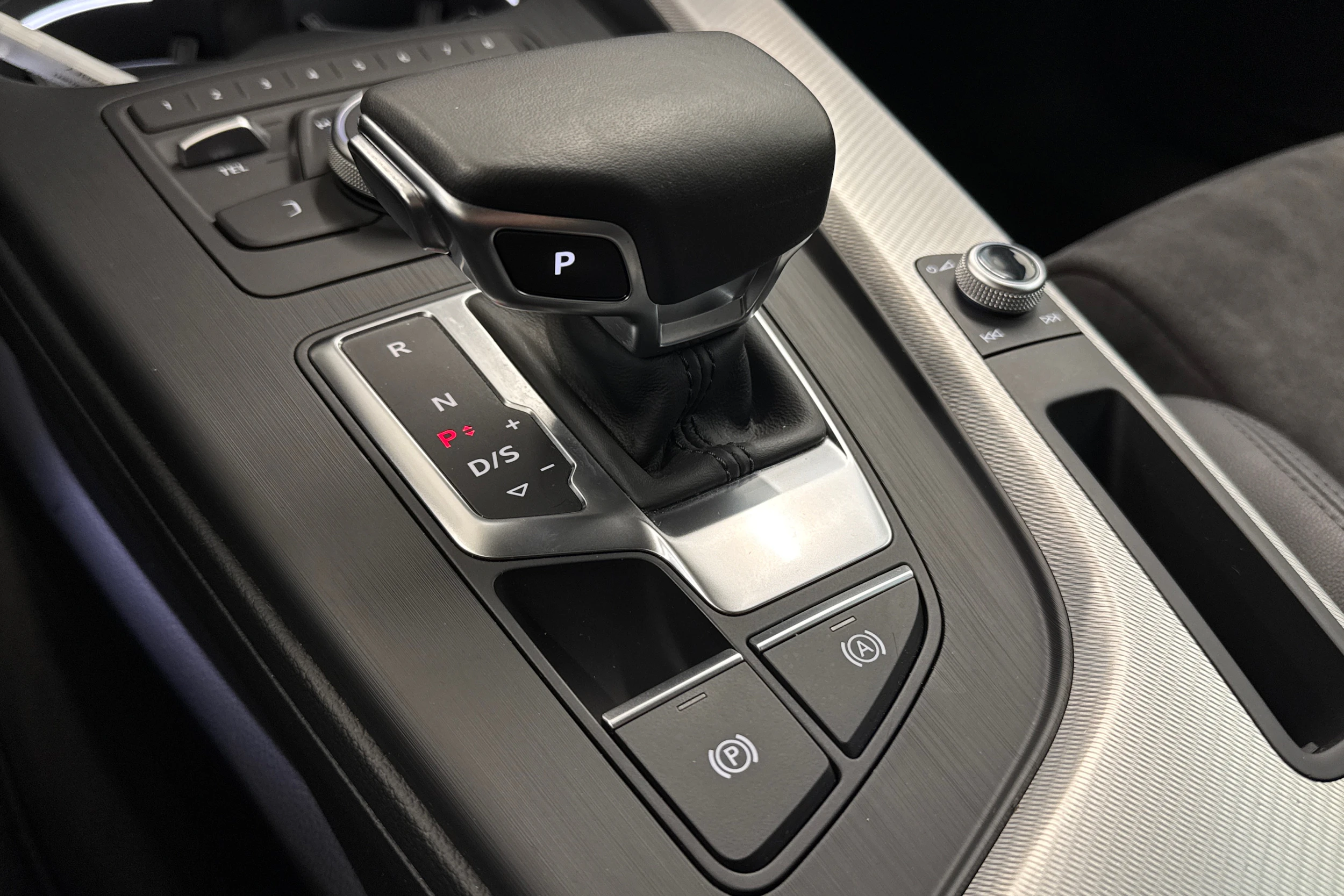 valkoinen Audi A4 2019 kuva 21.