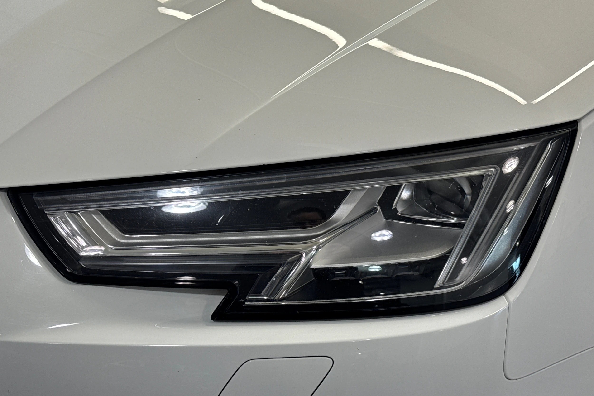 valkoinen Audi A4 2019 kuva 26.