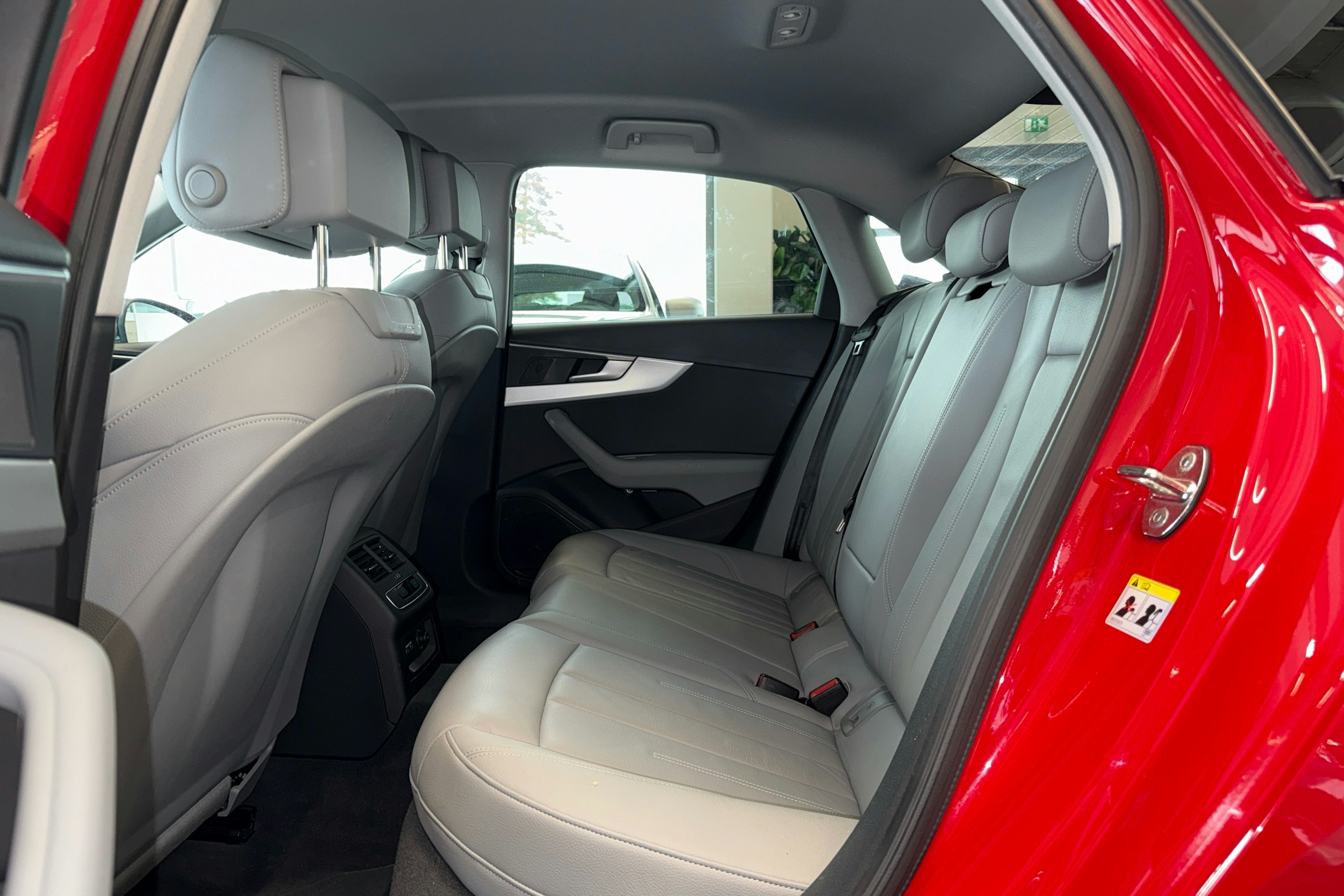 punainen Audi A4 2019 kuva 8.