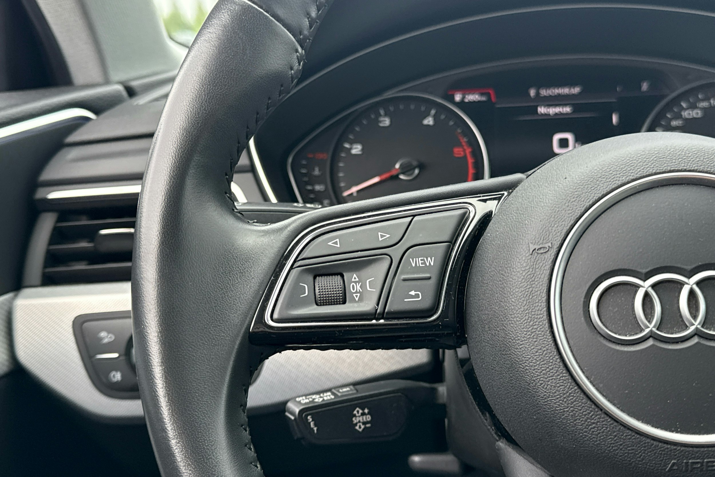 punainen Audi A4 2019 kuva 12.