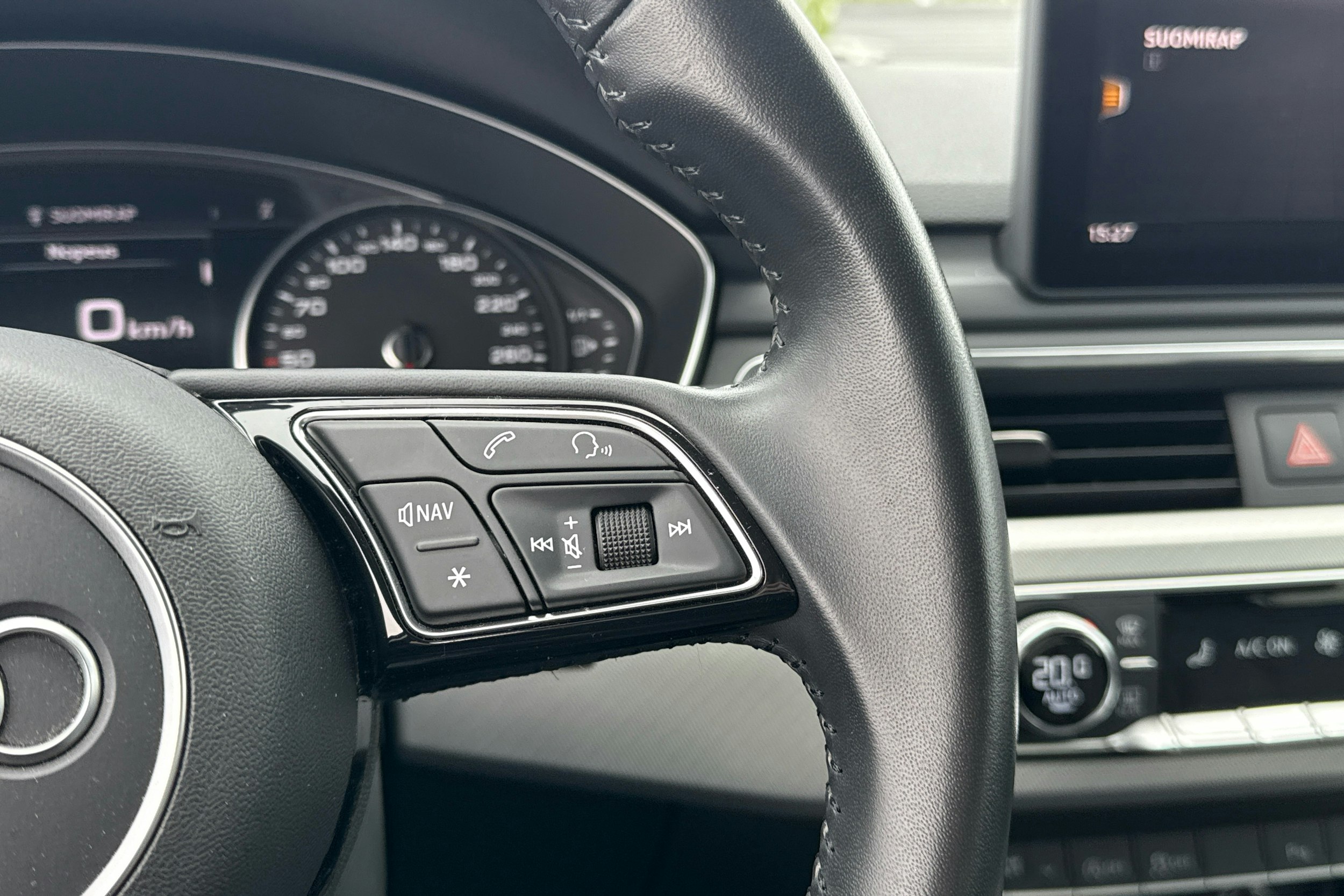 punainen Audi A4 2019 kuva 13.