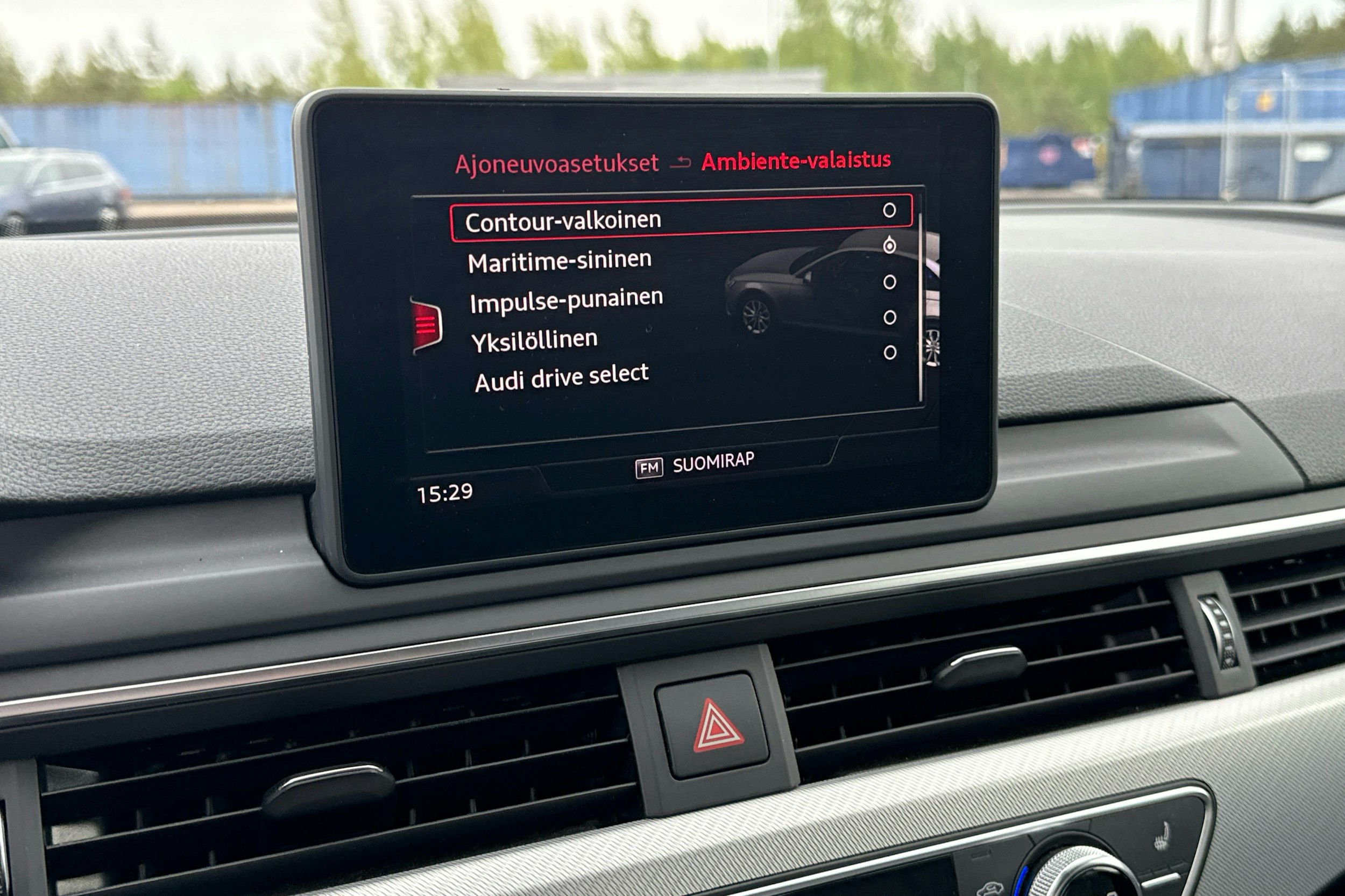 punainen Audi A4 2019 kuva 17.