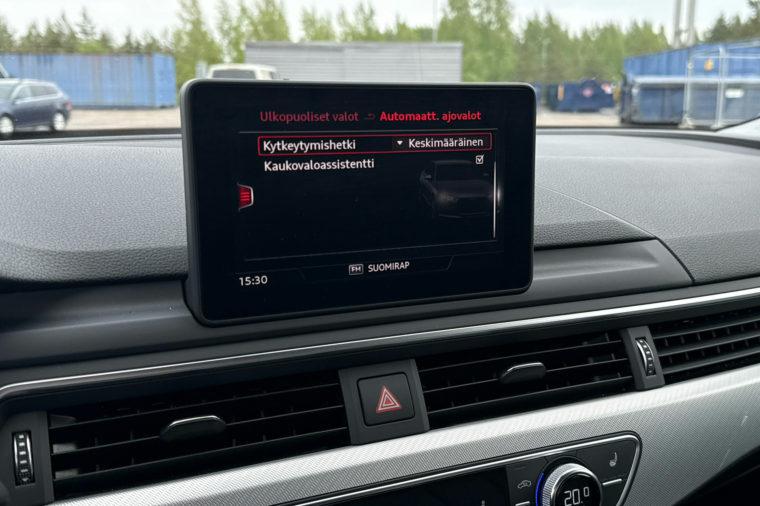 punainen Audi A4 2019 kuva 18.