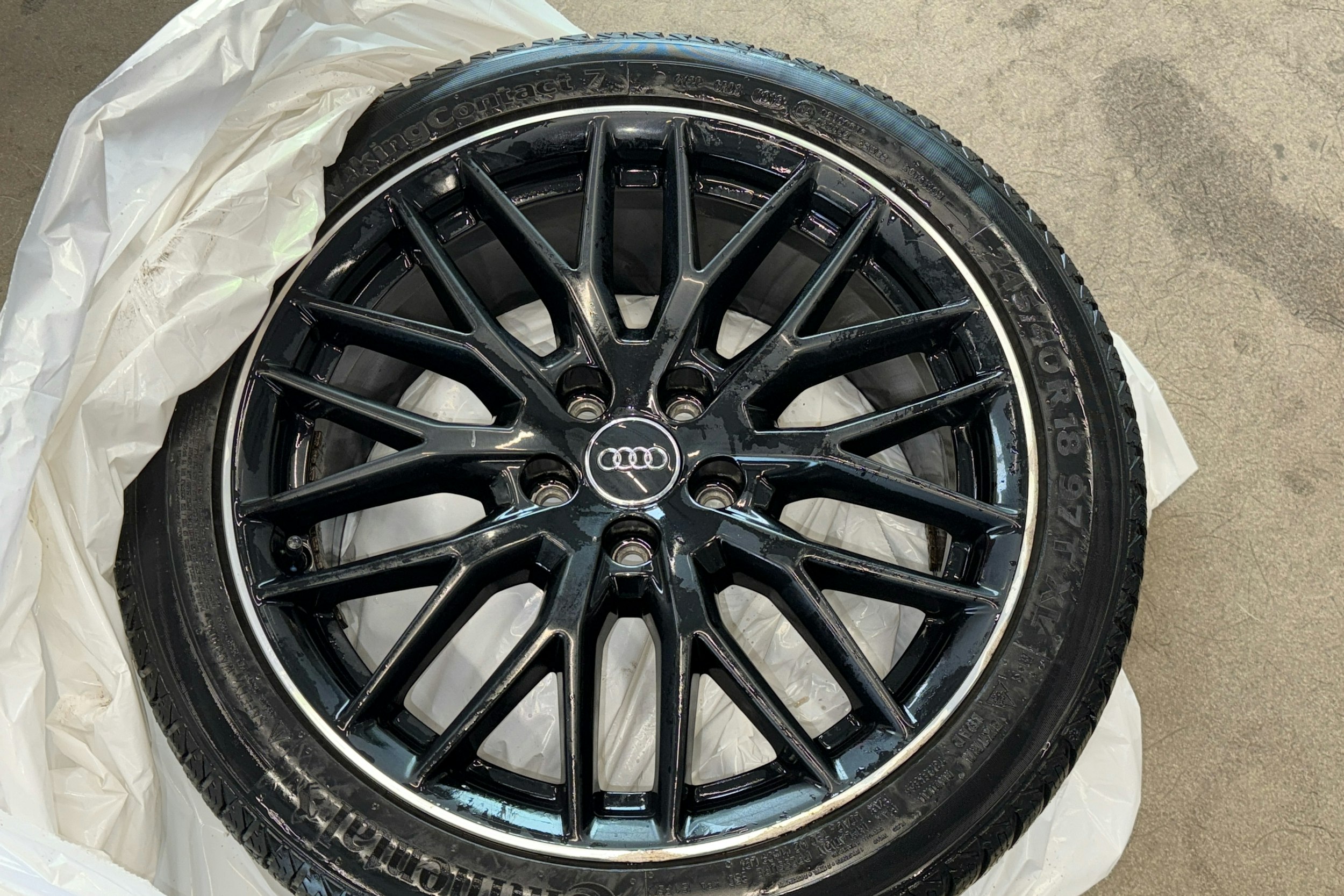 punainen Audi A4 2019 kuva 22.