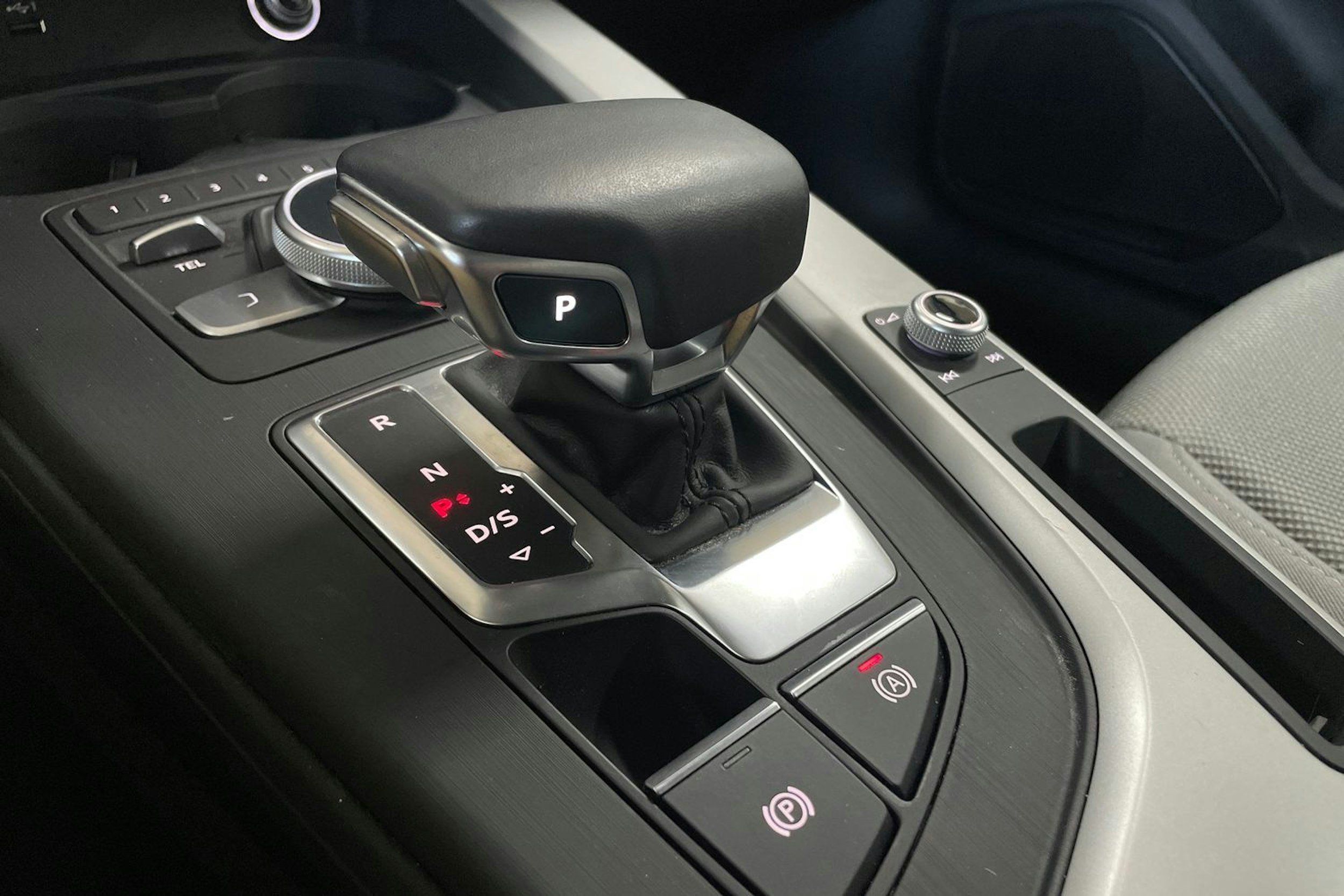 beige Audi A4 2019 kuva 27.