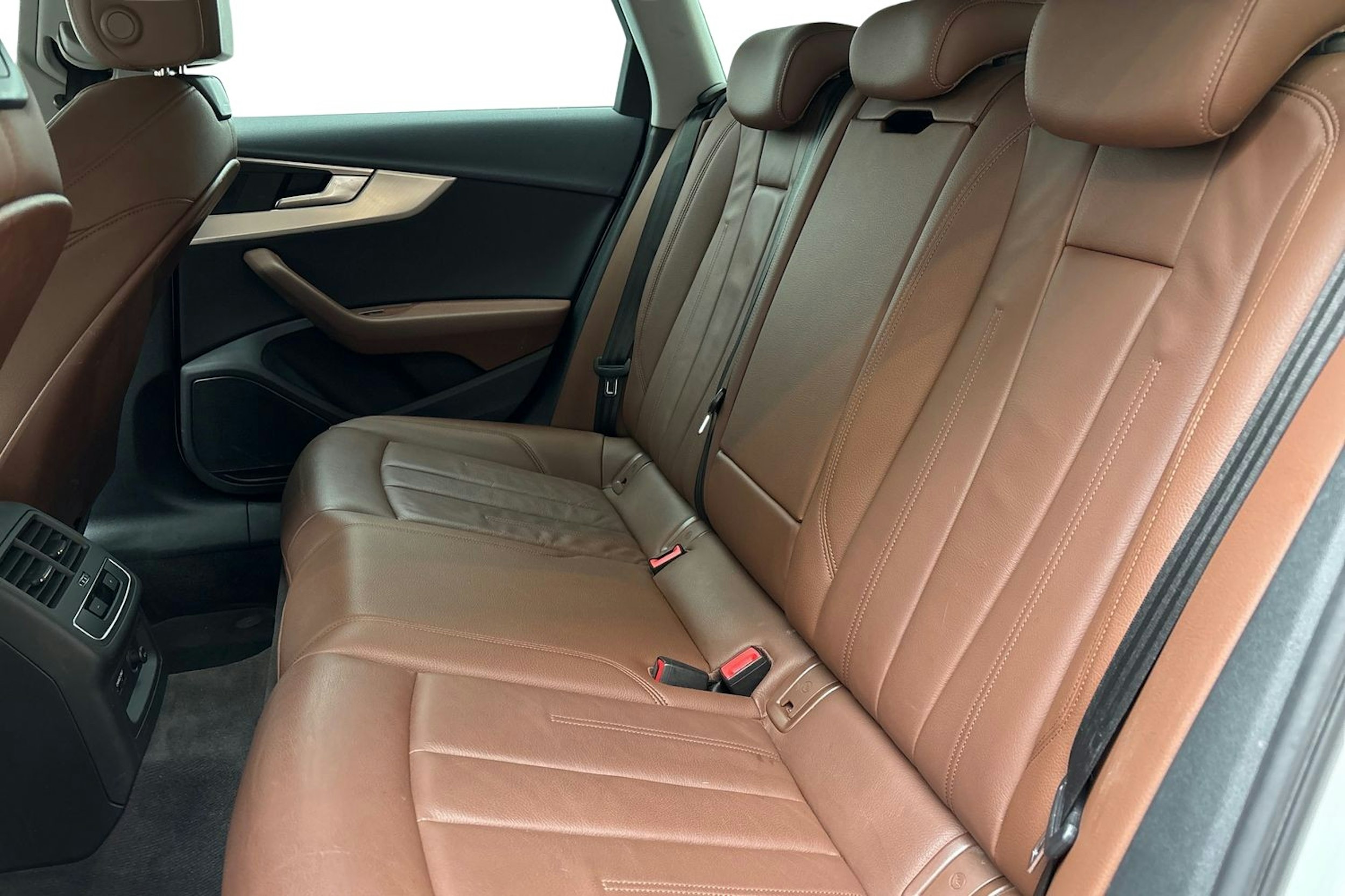 valkoinen Audi A4 2019 kuva 10.