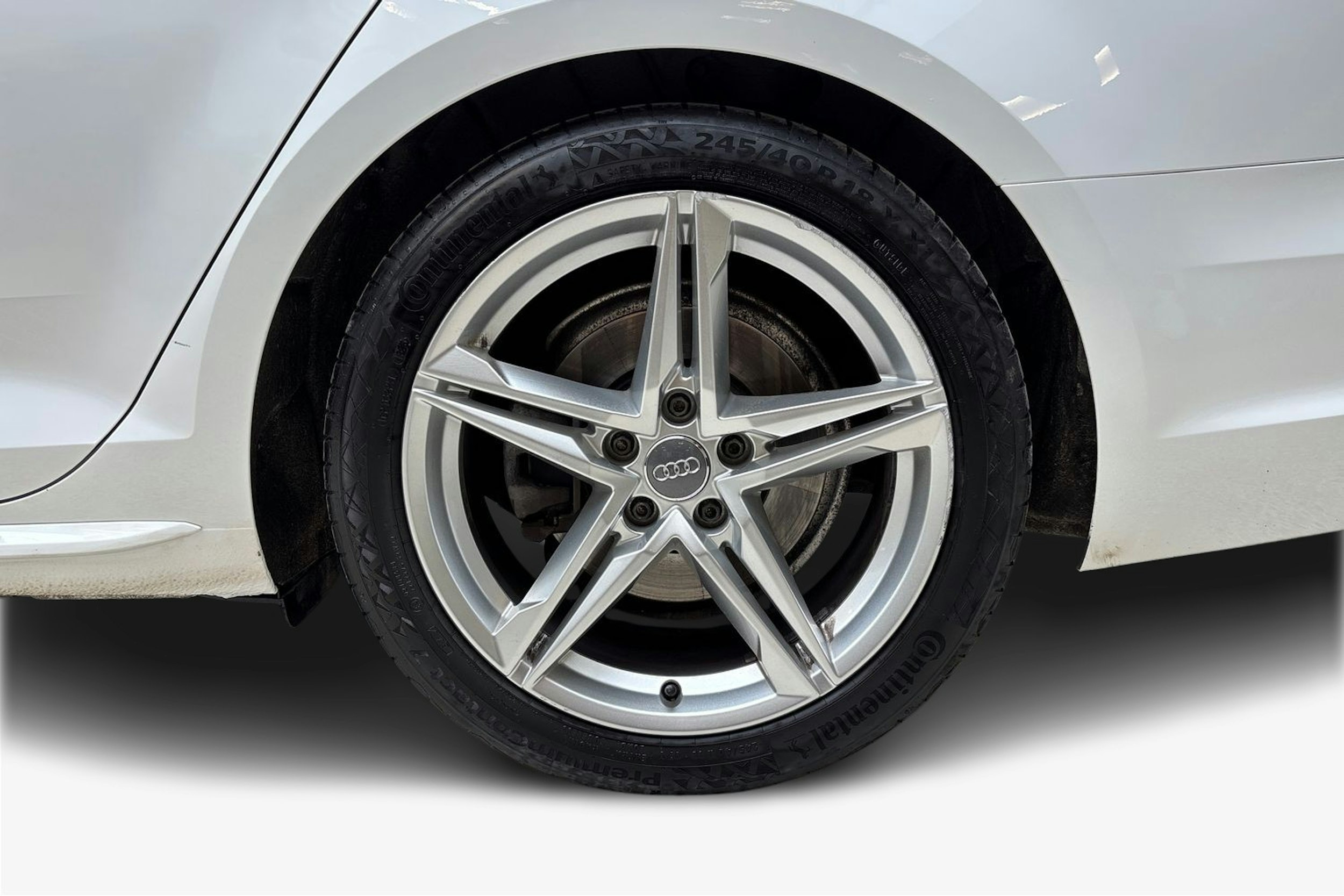 valkoinen Audi A4 2019 kuva 11.