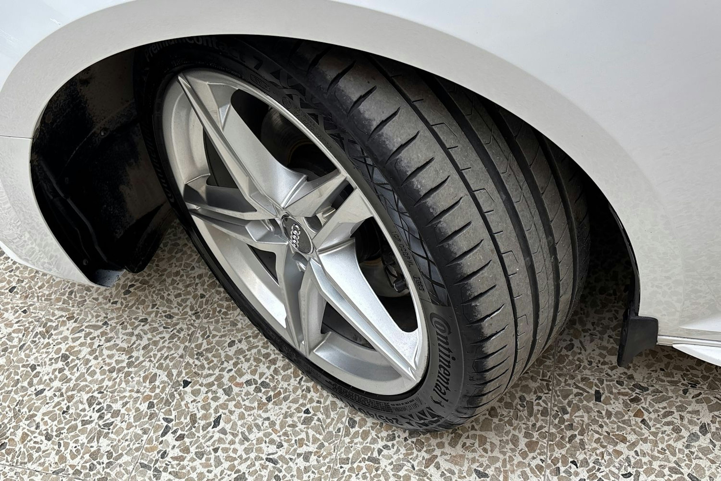 valkoinen Audi A4 2019 kuva 13.