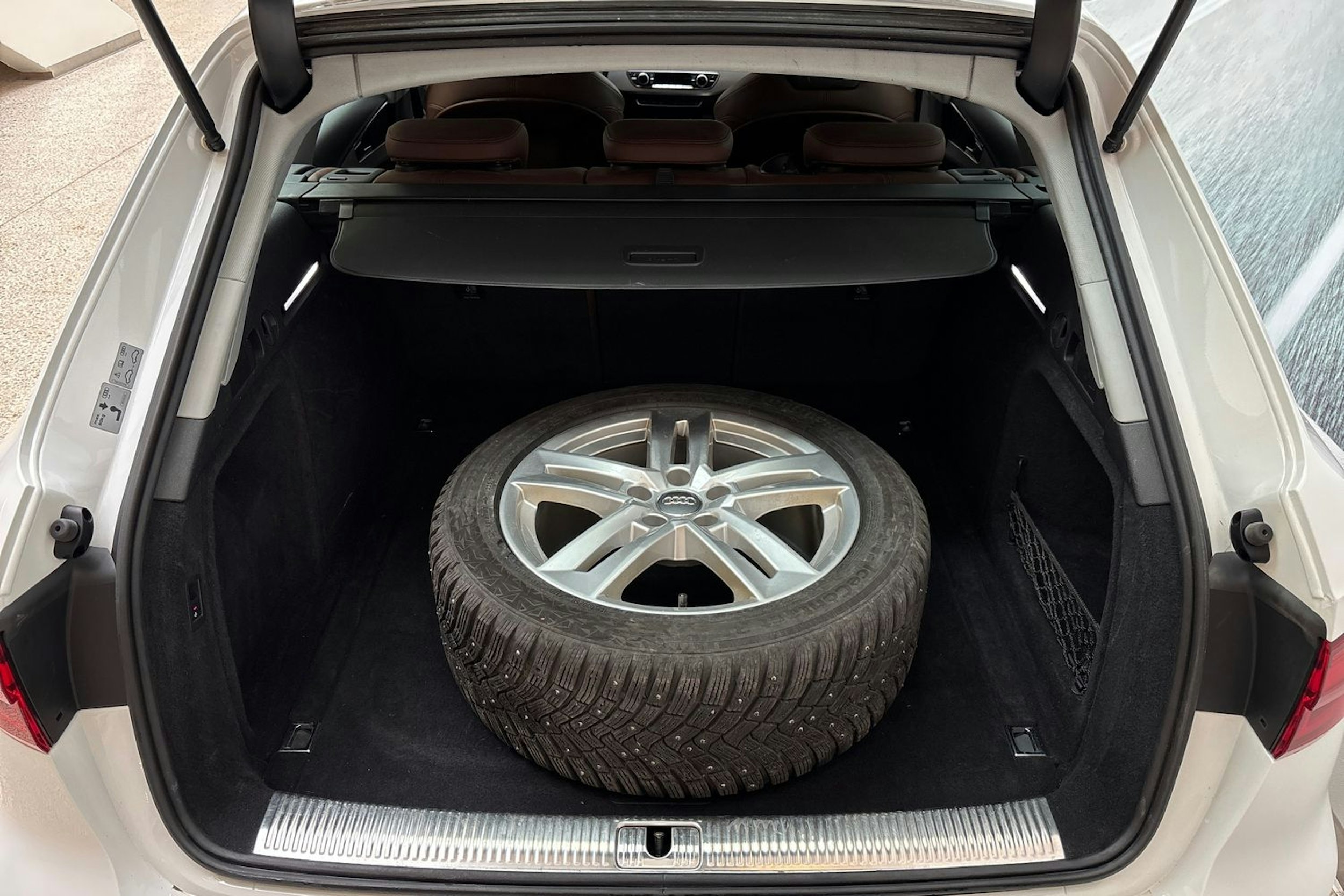 valkoinen Audi A4 2019 kuva 15.