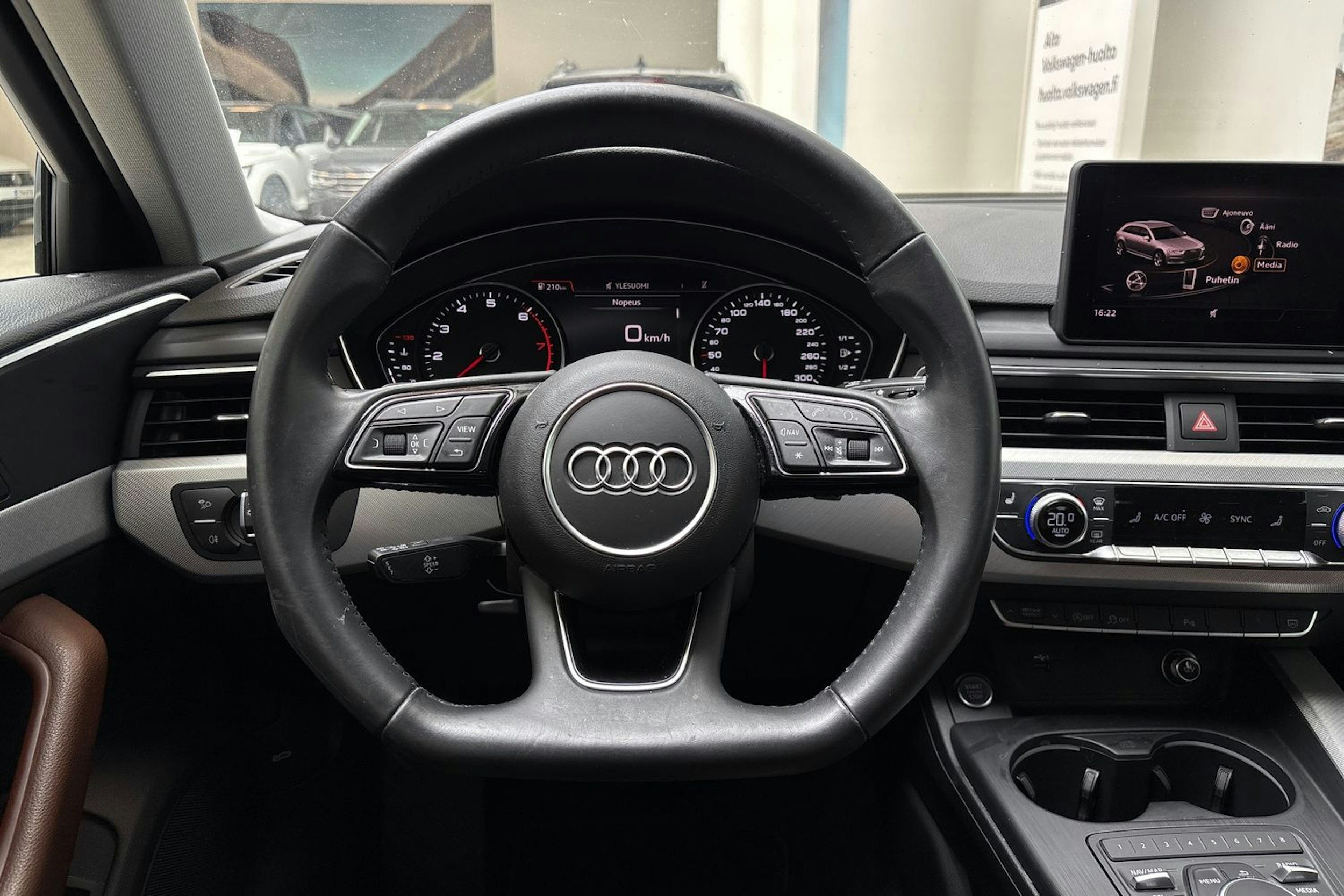 valkoinen Audi A4 2019 kuva 26.