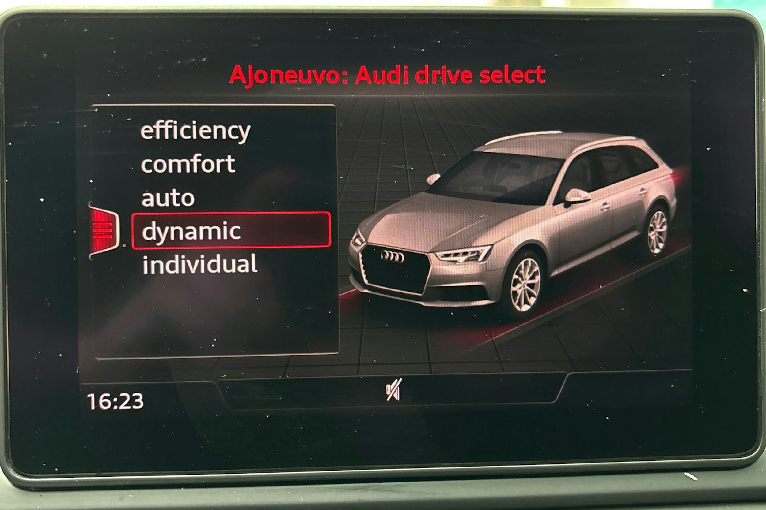 valkoinen Audi A4 2019 kuva 29.