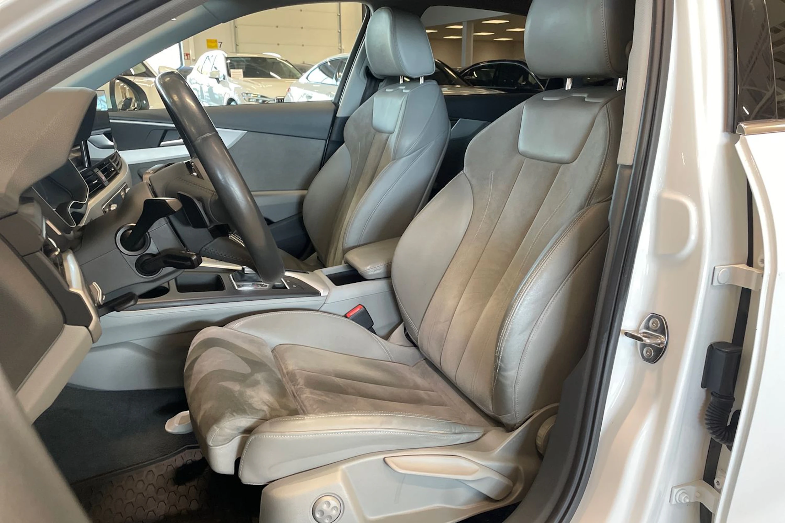 valkoinen Audi A4 2020 kuva 11.