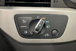 valkoinen Audi A4 2020 kuva 16.