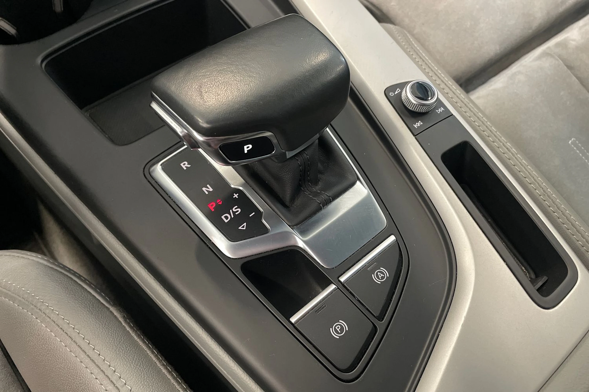 valkoinen Audi A4 2020 kuva 27.