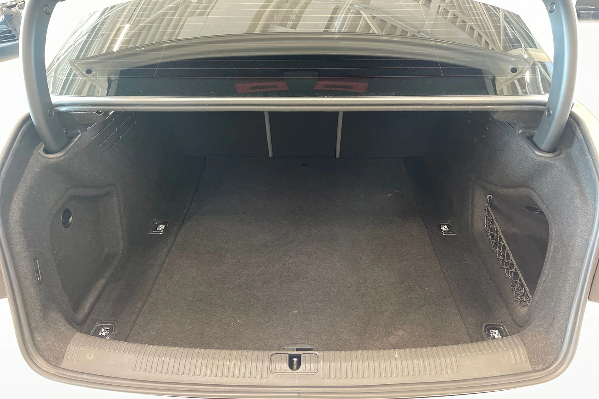 valkoinen Audi A4 2020 kuva 30.