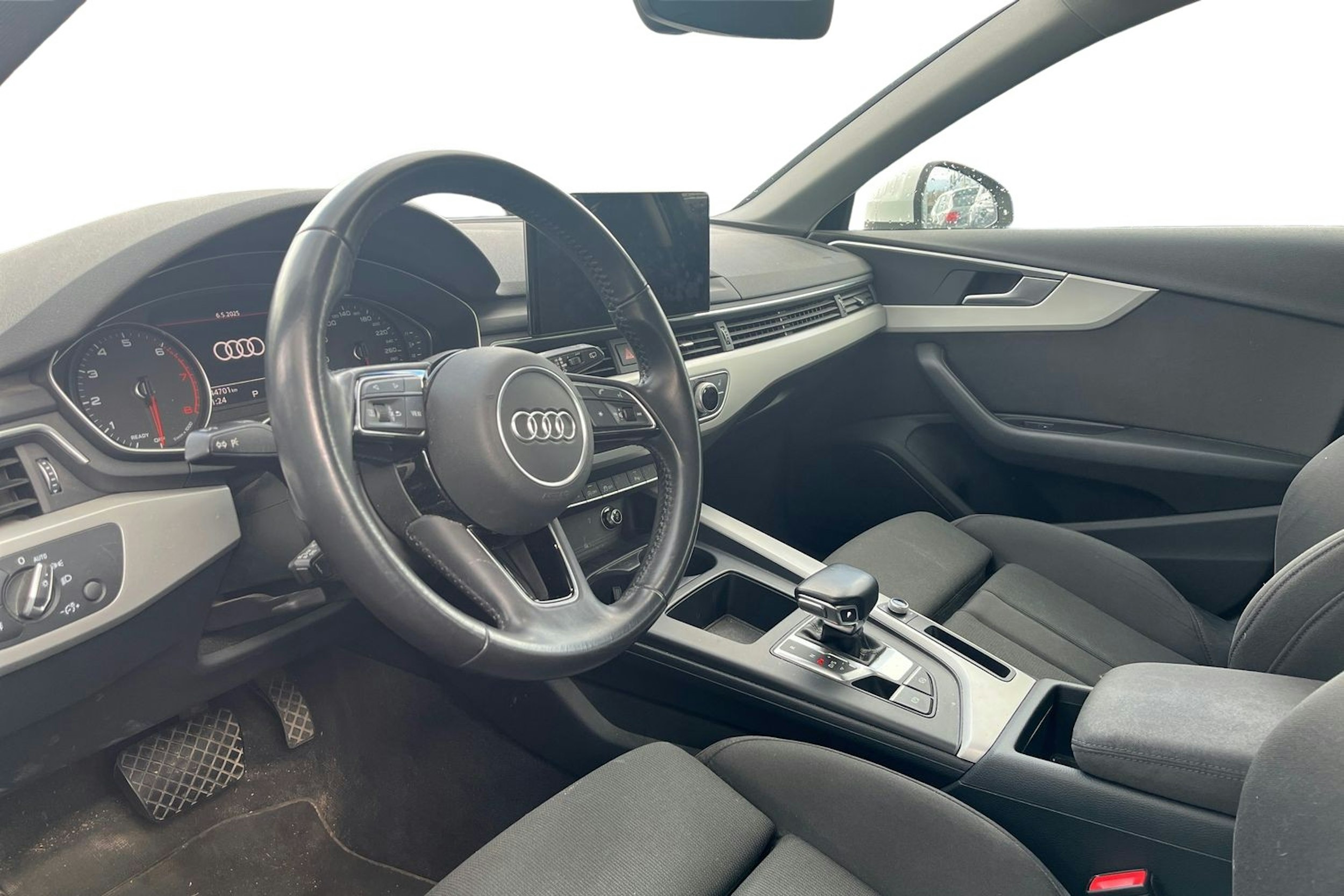 Valkoinen Audi A4 2019 kuva 3.