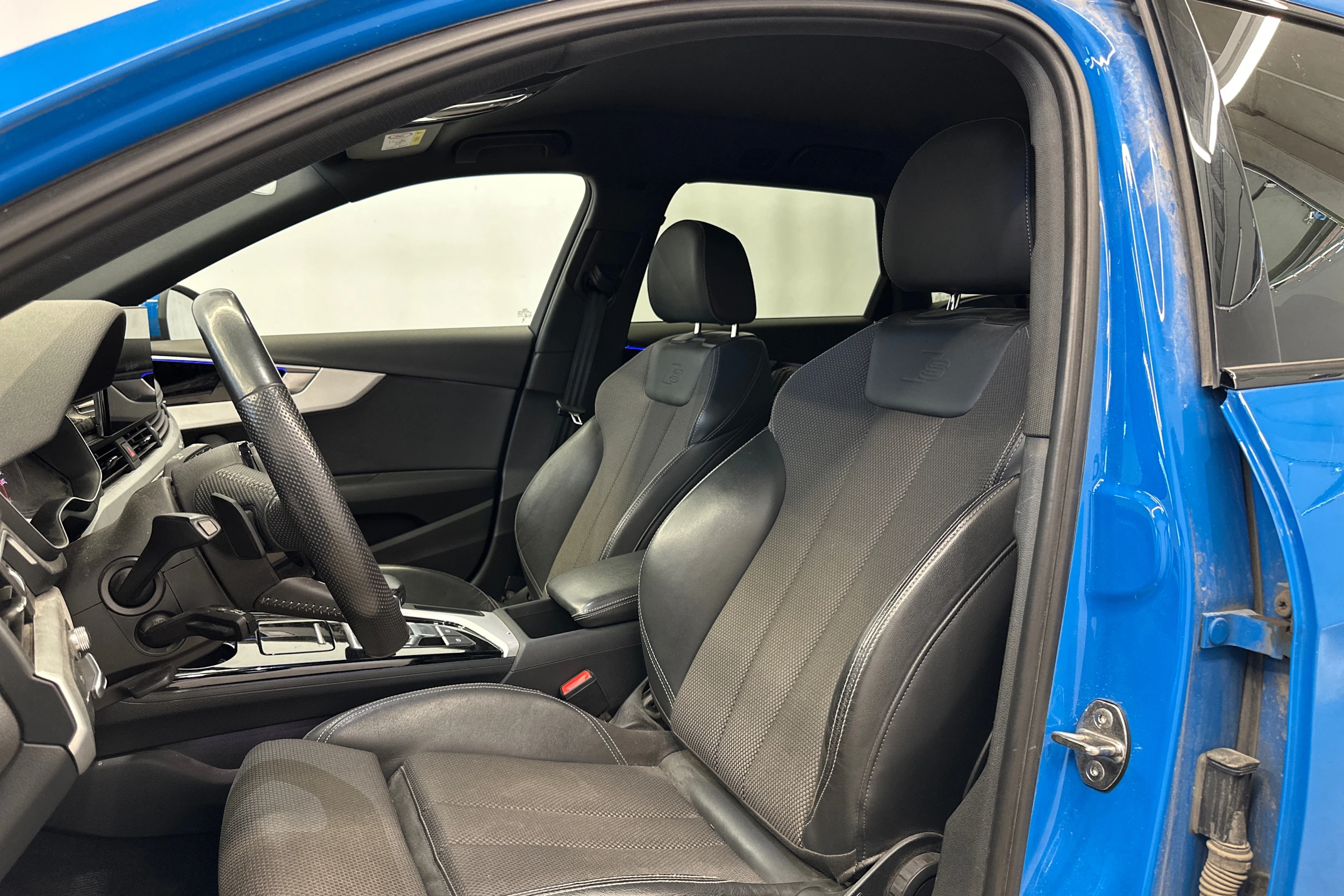sininen Audi A4 2020 kuva 4.