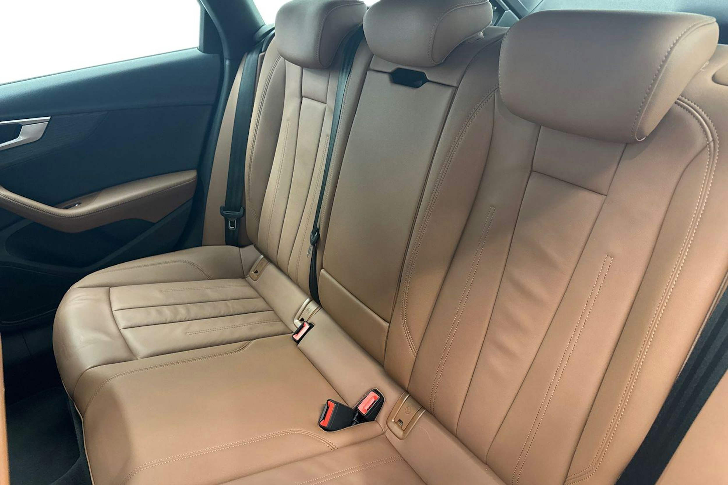 Sininen Audi A4 2019 kuva 10.