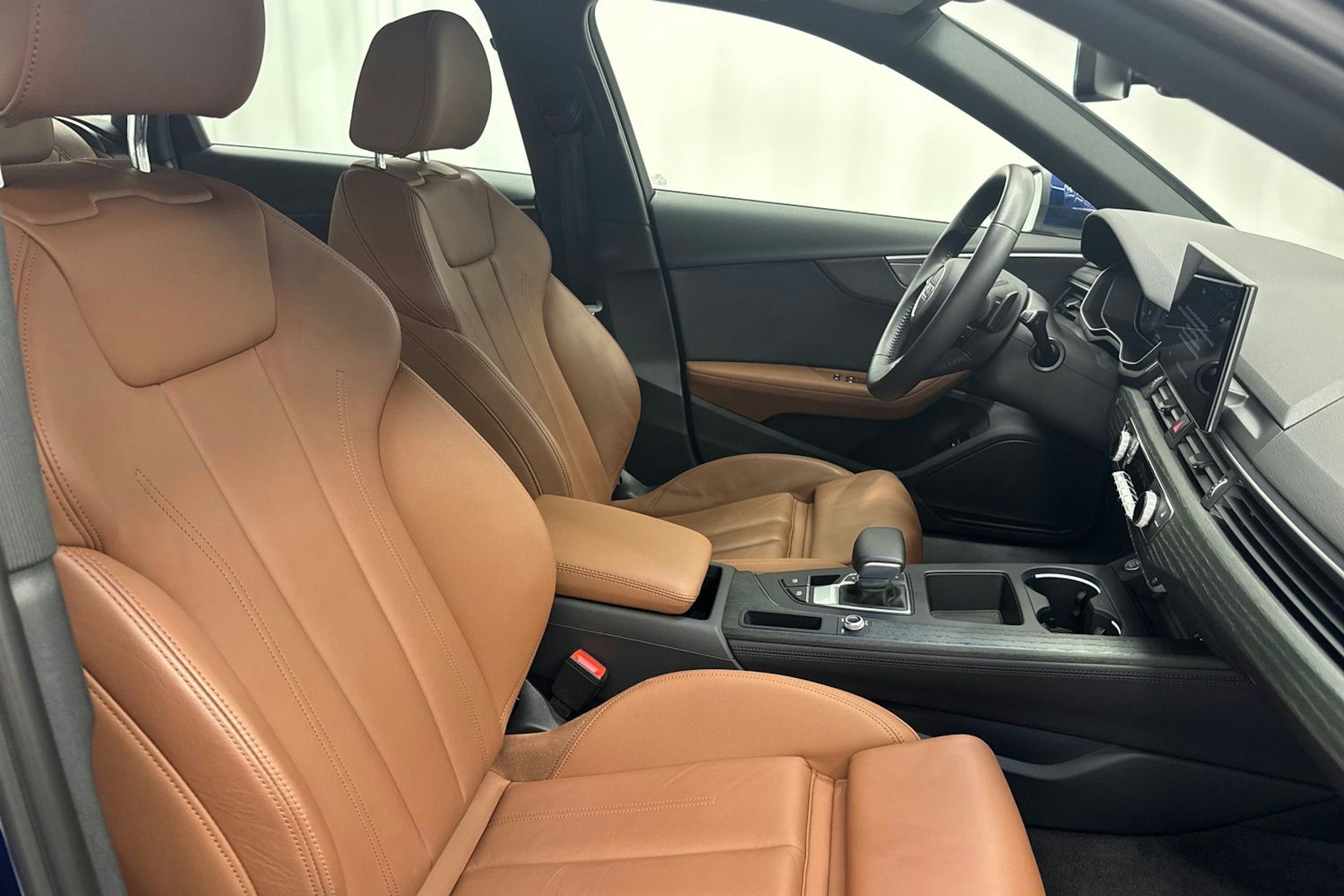 Sininen Audi A4 2019 kuva 13.